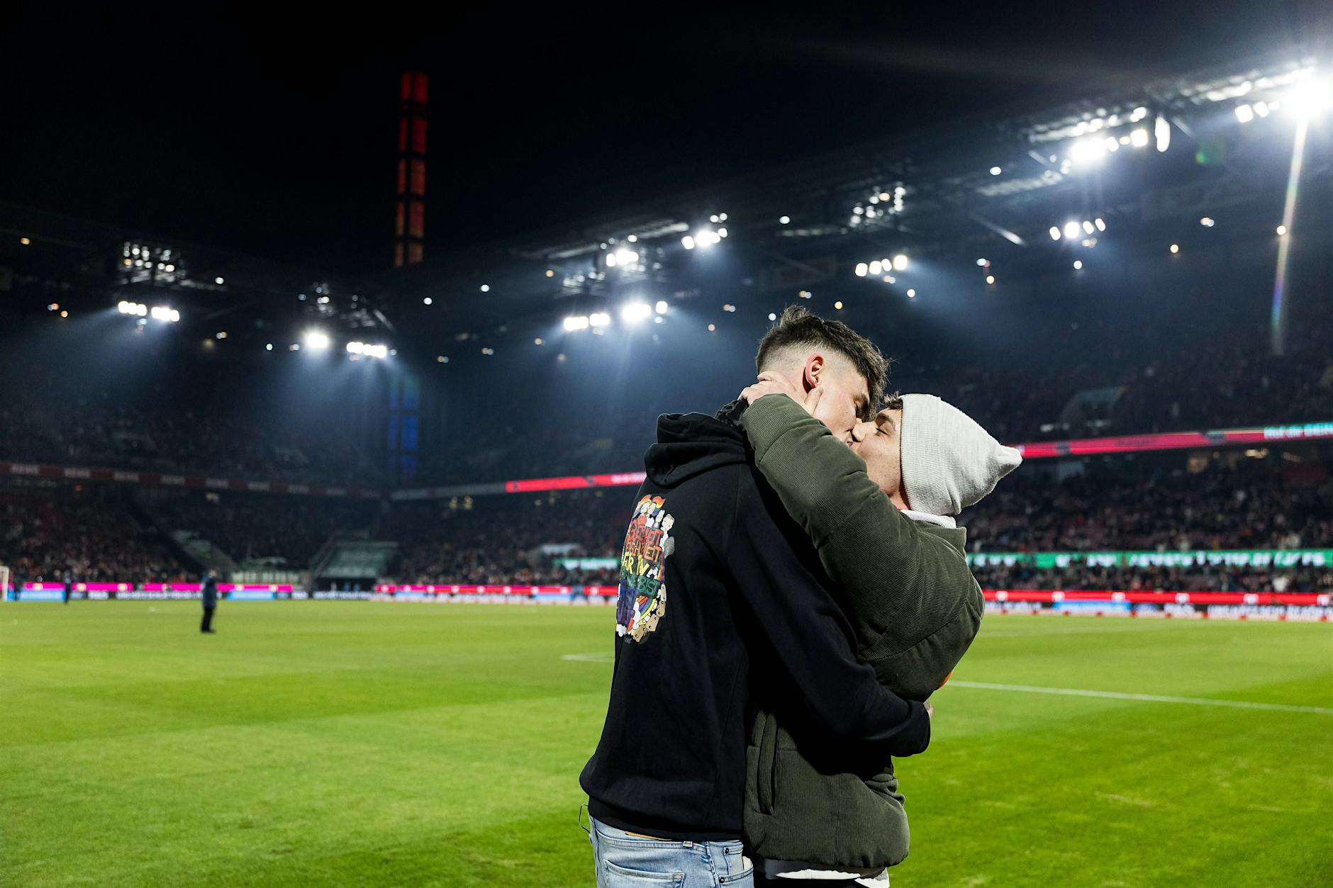 Schwere Vorwürfe gegen schwulen Schiri nach Bundesliga-Heiratsantrag