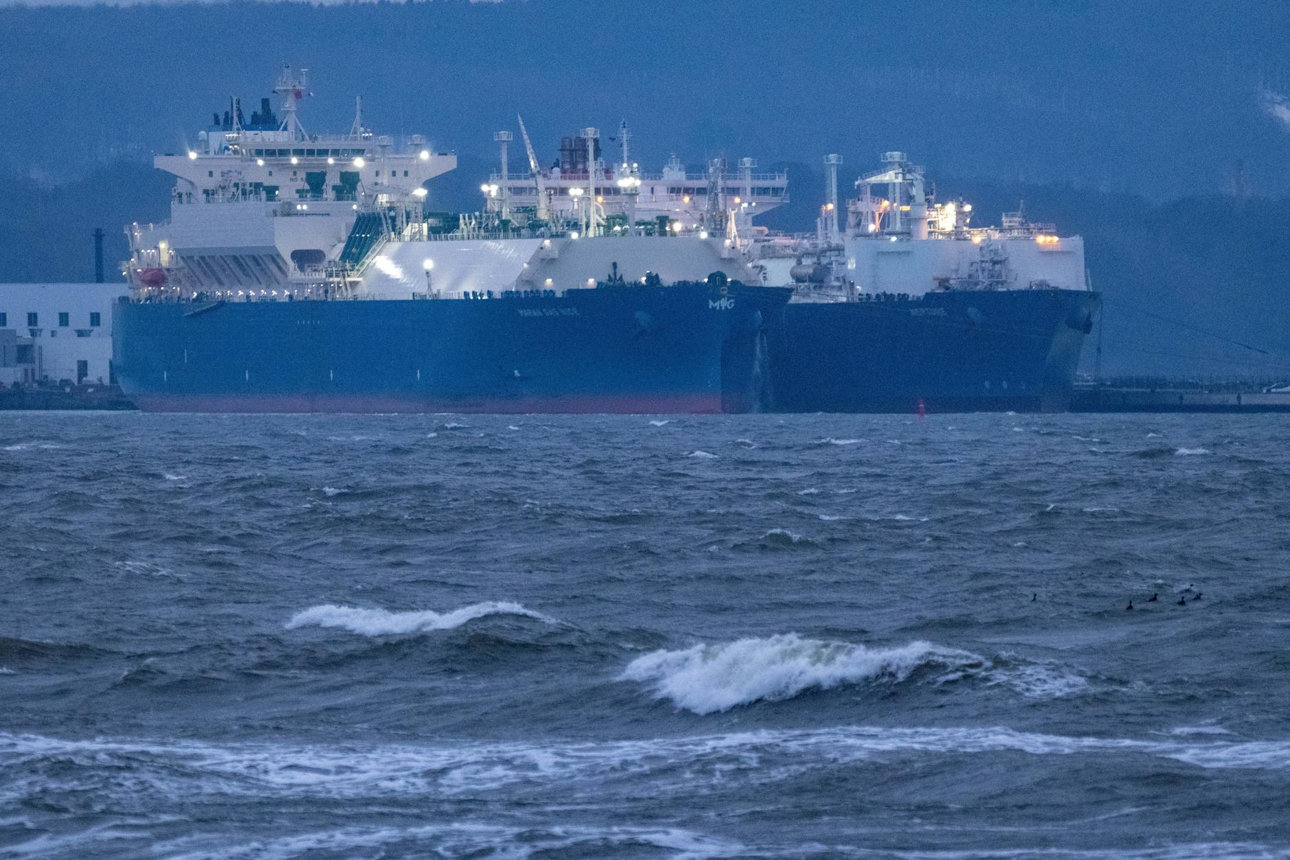 Der Tanker „Maran Gas Nice“ übergibt am 30. Januar 2026 LNG an das Regasifizierungs-Schiff „Neptune“ am Terminal im Hafen Mukran.