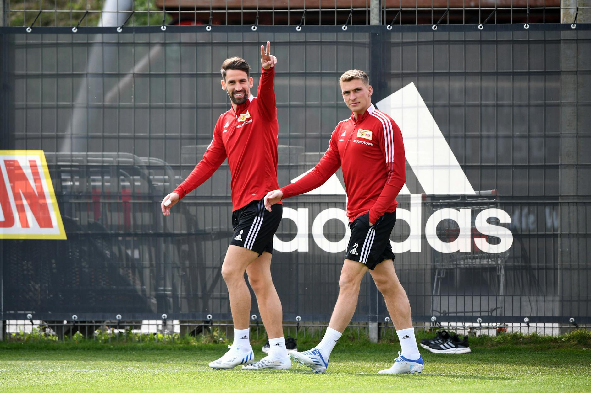 Rani Khedira und Grischa Prömel spielten nur in der Saison 2020/21 gemeinsam für den 1. FC Union Berlin und verstehen sich trotzdem auch Jahre später noch prächtig.