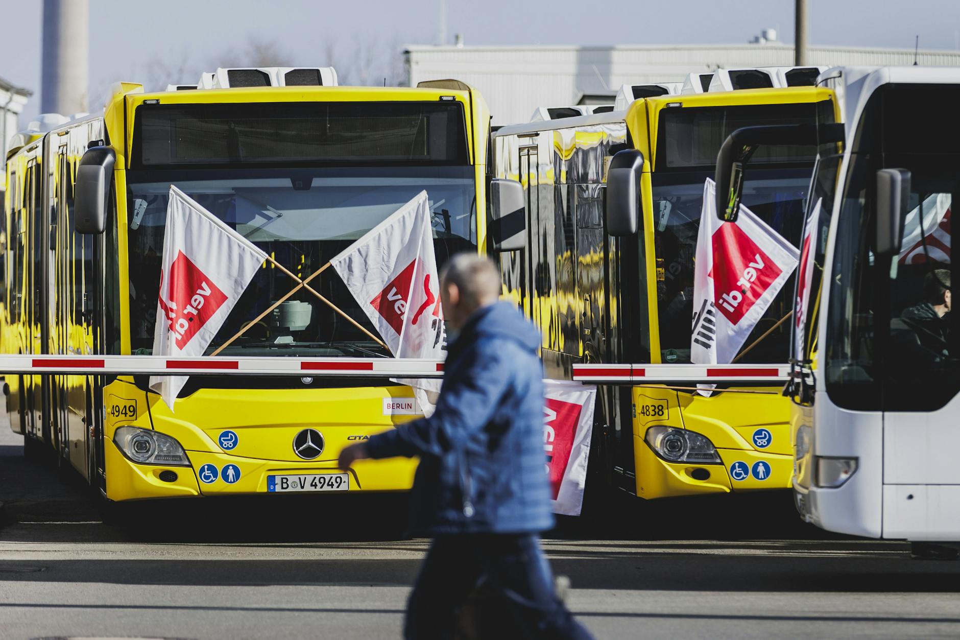 Die Busse der BVG bleiben am Montag im Depot, denn die Gewerkschaft Verdi hat zum Warnstreik aufgerufen. Für die Berlinerinnen und Berliner nicht das erste Mal.