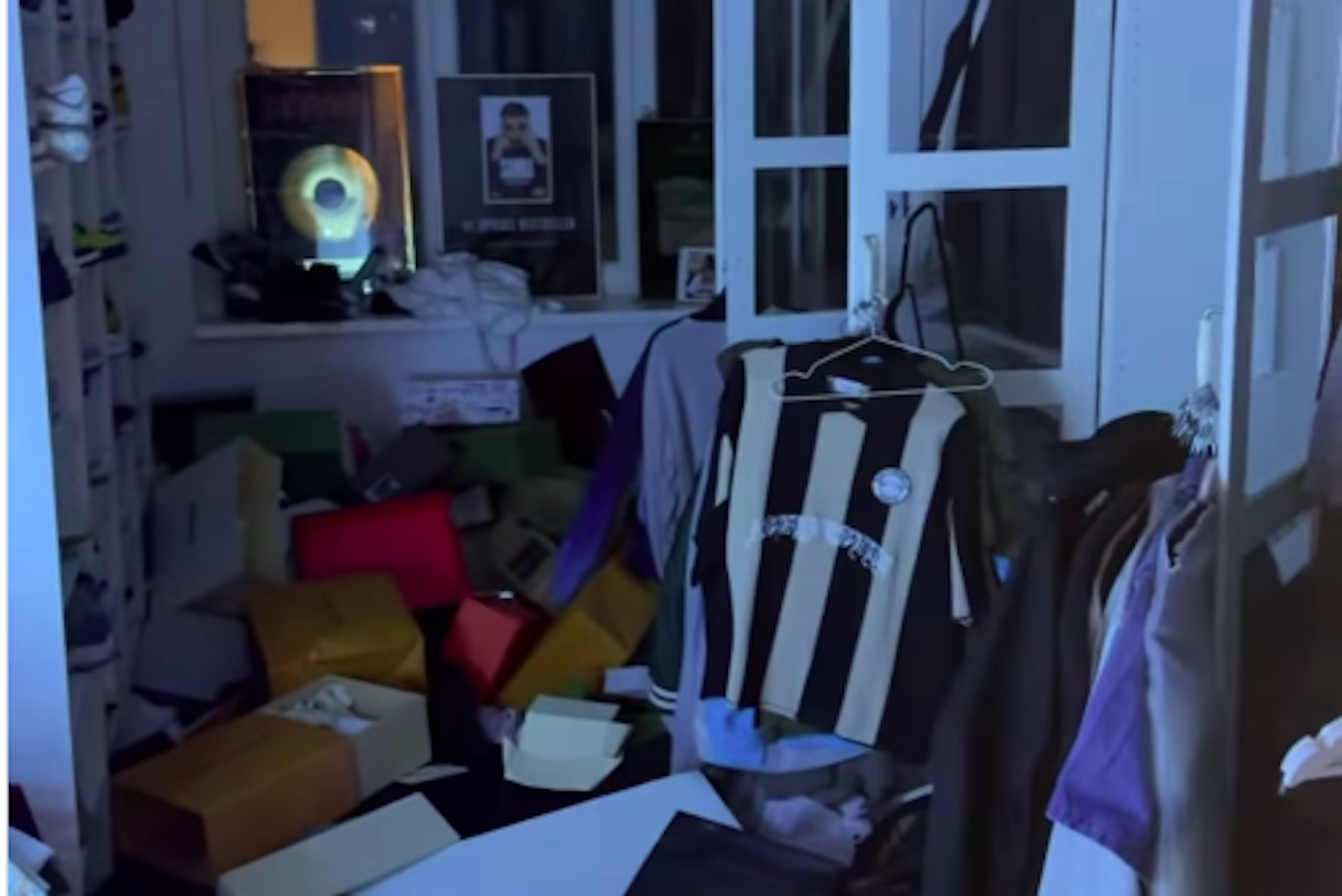 Auf Instagram zeigt der Rapper das Ausmaß der Verwüstung. 