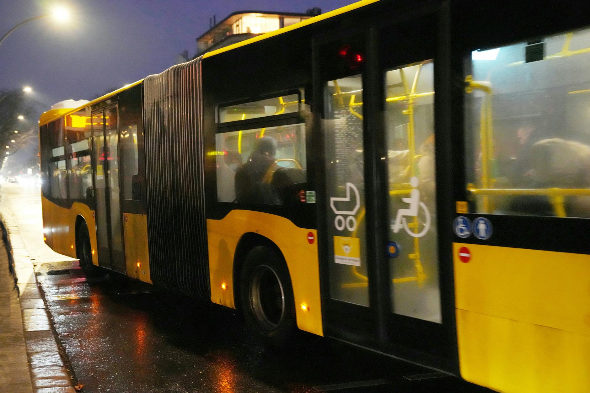 Trotz BVG-Streiks sind in Berlin auch einige Nachtbusse unterwegs.