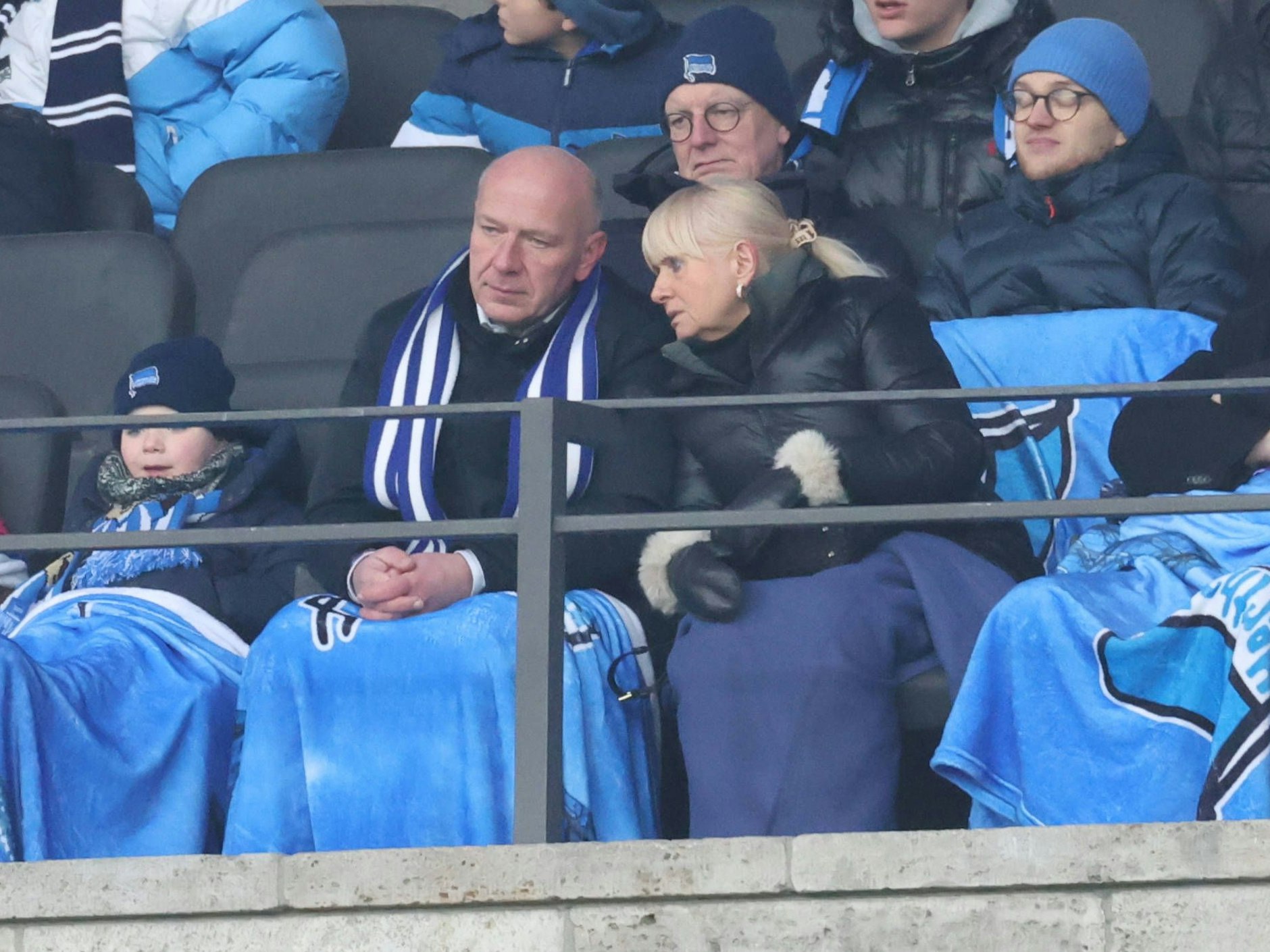 Statt Tennisspielen mal beim Hertha-Kick: der Regierende Bürgermeister Kai Wegner mit Innensenatorin Iris Spranger