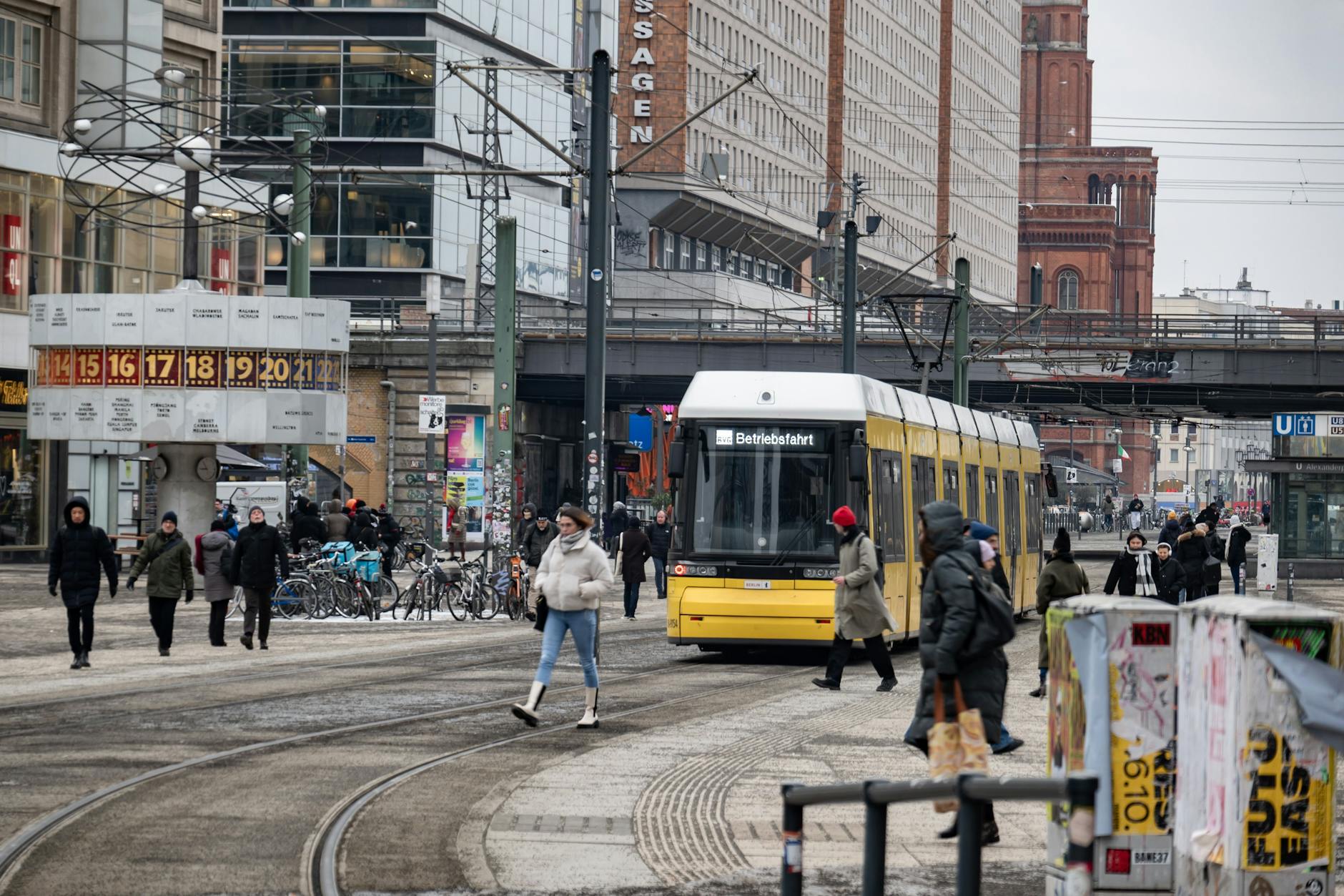 Die Straßenbahnen fahren zurzeit leer durch Berlin, halten nur die Oberleitungen vom Eis frei. Fahrgäste dürfen sie nicht mitnehmen.