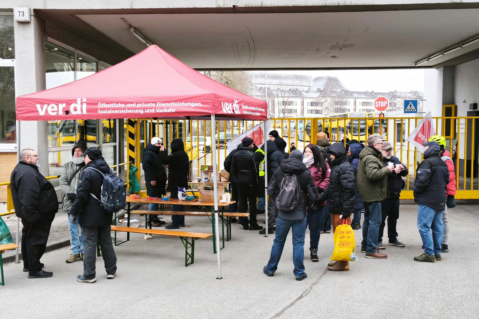 Verdi streikt am BVG-Betriebshof Cicerostraße im Bezirk Wilmersdorf. Die Gewerkschaft fordert unter anderem bessere Arbeitsbedinungen und kürze Arbeitszeiten.