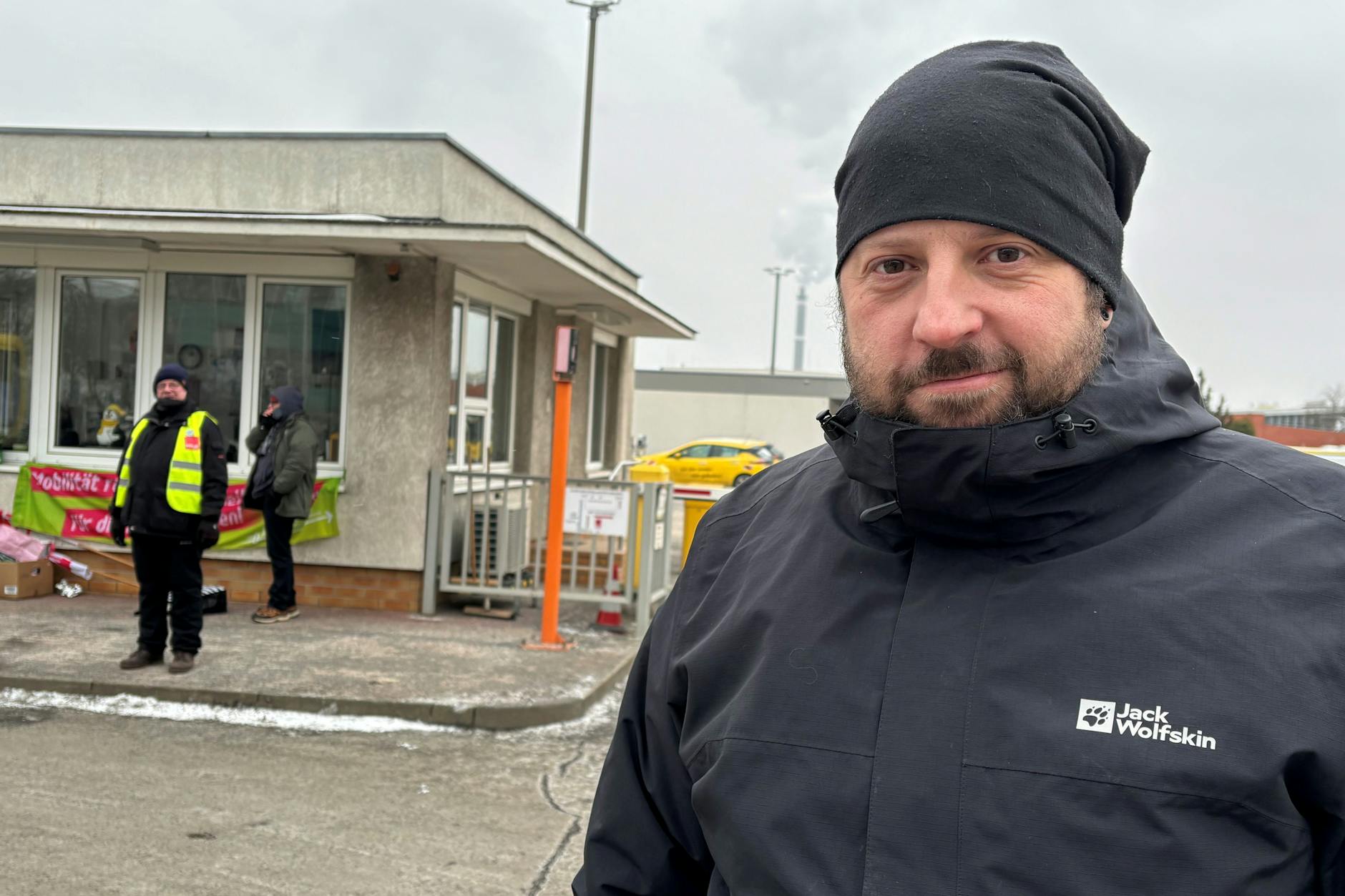 Manuel von Stubenrauch, Sprecher der Verdi-Vertrauensleute bei der Straßenbahn, vor dem BVG-Betriebshof Lichtenberg