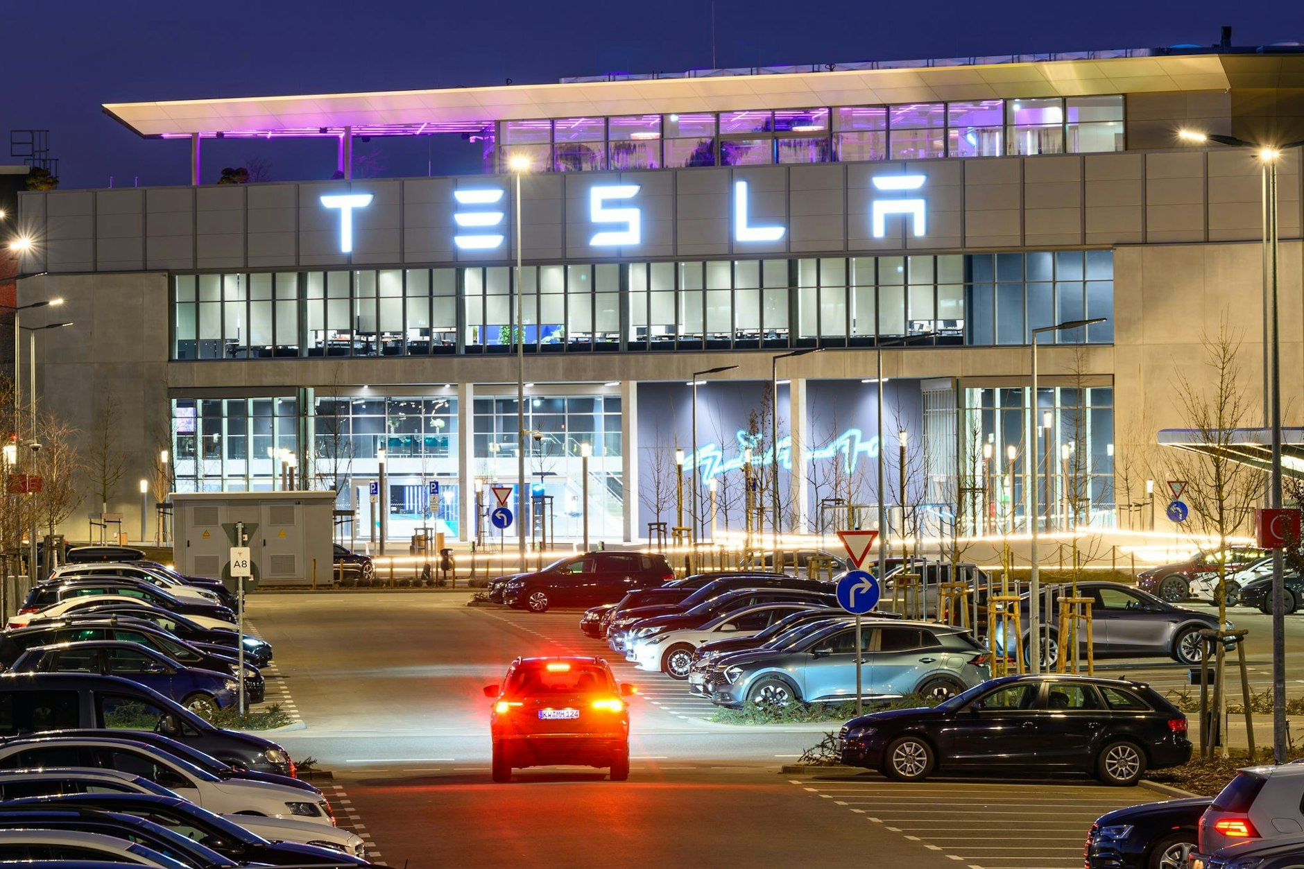 Trotz der glänzenden Fassade kämpft Tesla in Brandenburg mit einer Auslastung von nur 56 Prozent und den Folgen globaler Lieferkettenprobleme.