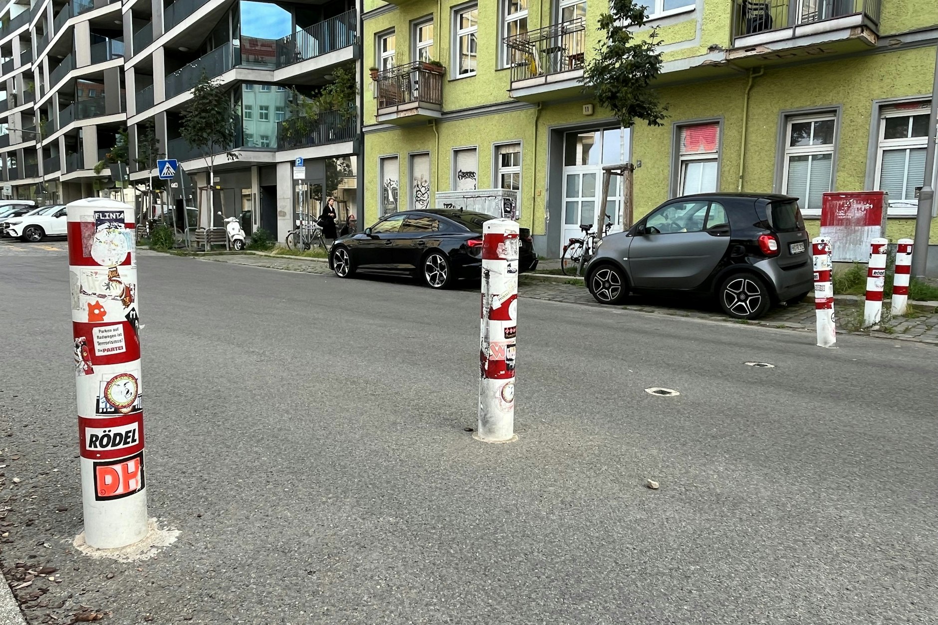 Hier fehlt doch was … 2025 wurden auch in der Pettenkoferstraße im Friedrichshainer Samariterviertel wurden Poller gestohlen.
