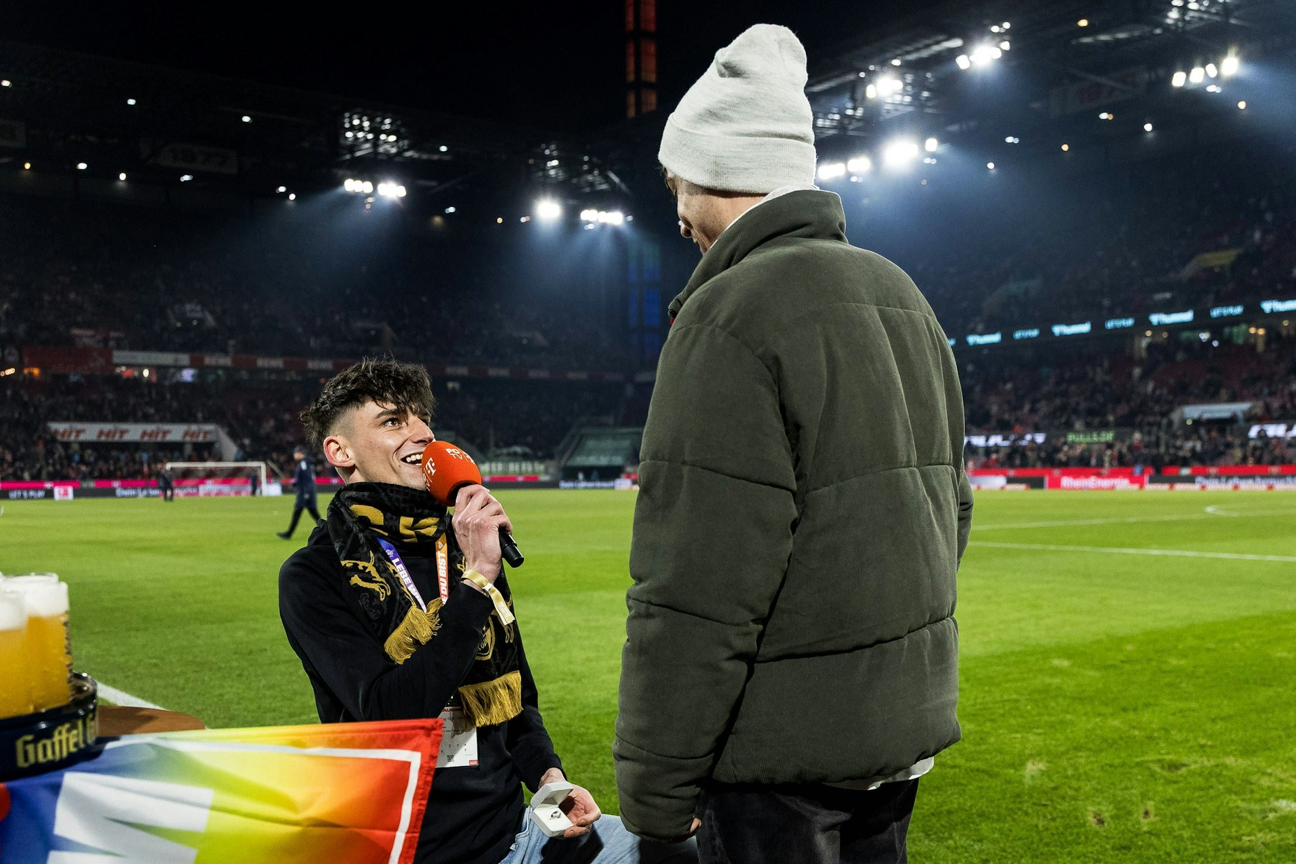 Amateur-Schiedsrichter Pascal Kaiser macht seinem Partner beim Heimspiel des 1. FC Köln einen Heiratsantrag.