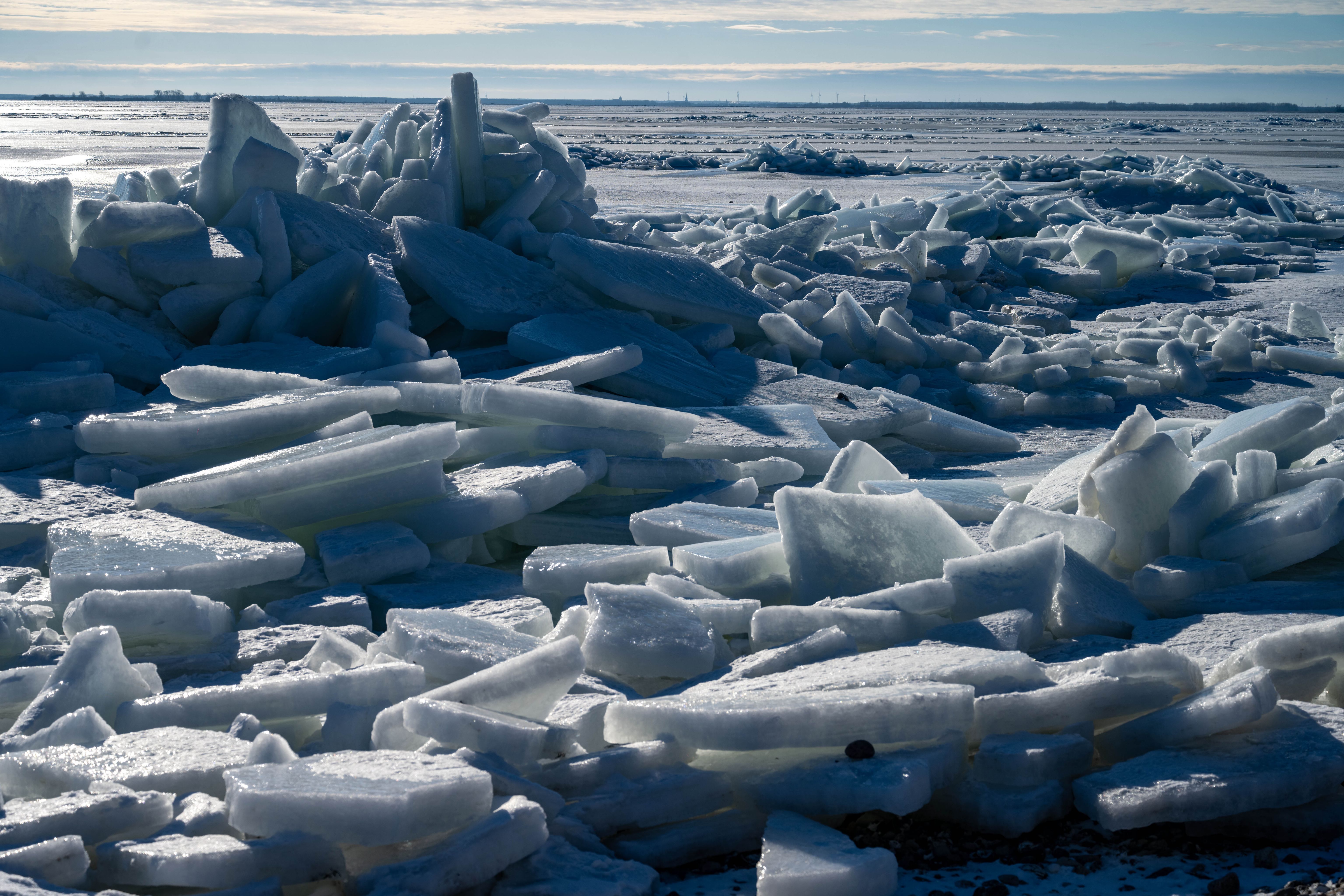 Ostsee friert zu: Bis zu 25 Zentimeter dickes Eis schneidet Hiddensee vom Festland ab