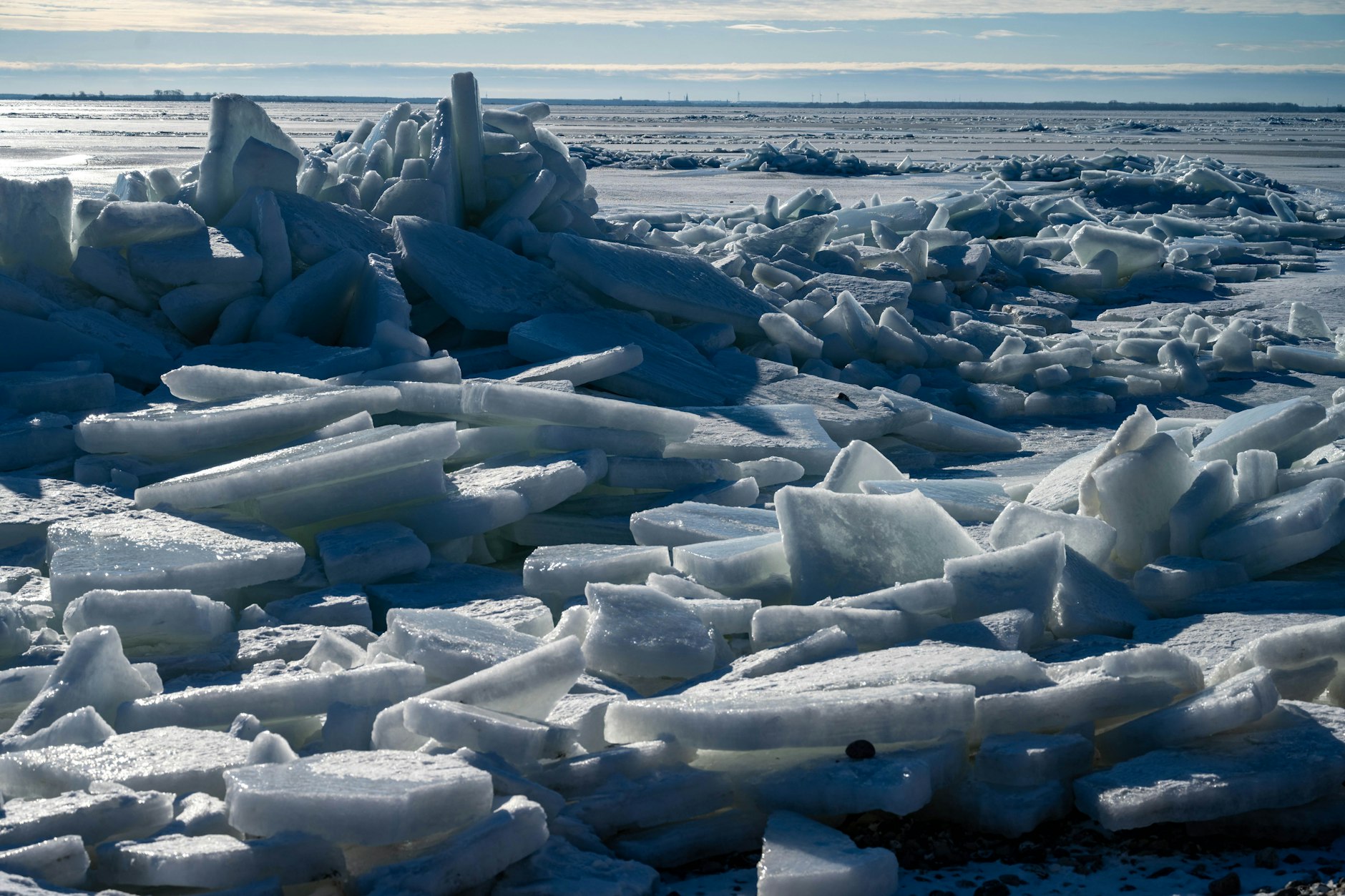 Die Ostsee ist in Küstennähe weitgehend zugefroren. Das Eis erreicht eine Stärke von teilweise über 25 Zentimer.