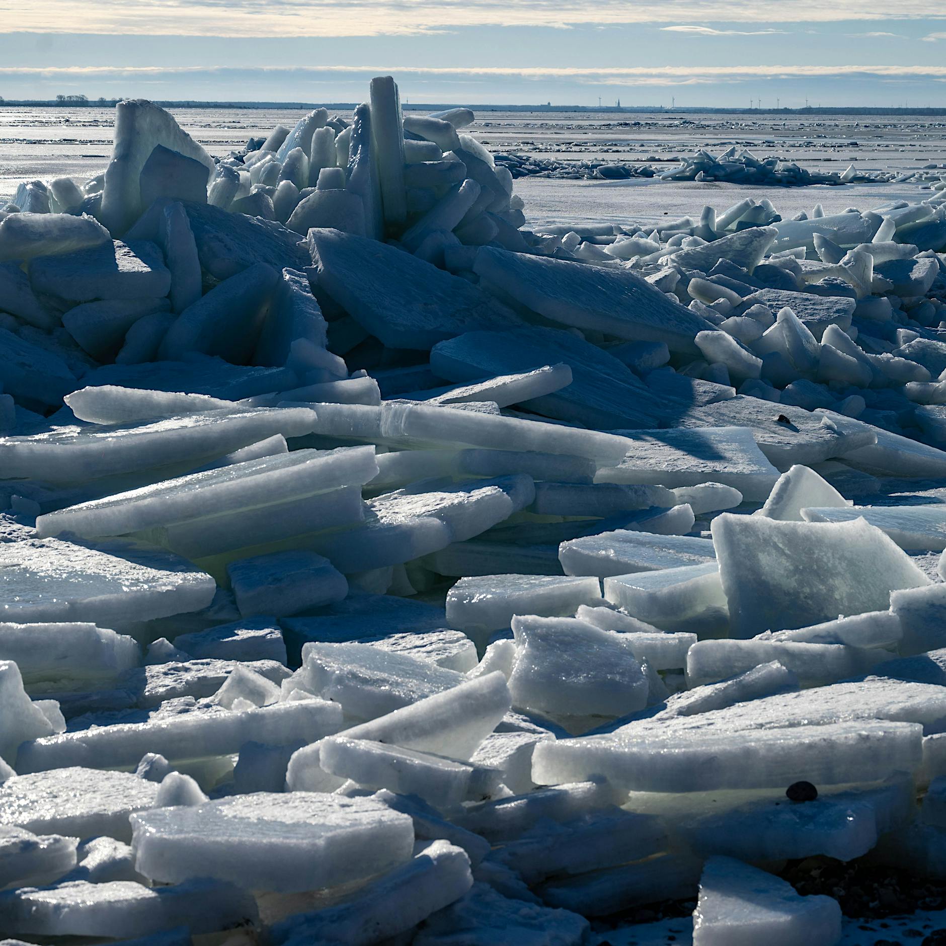 Ostsee friert zu: Bis zu 25 Zentimeter dickes Eis schneidet Hiddensee vom Festland ab