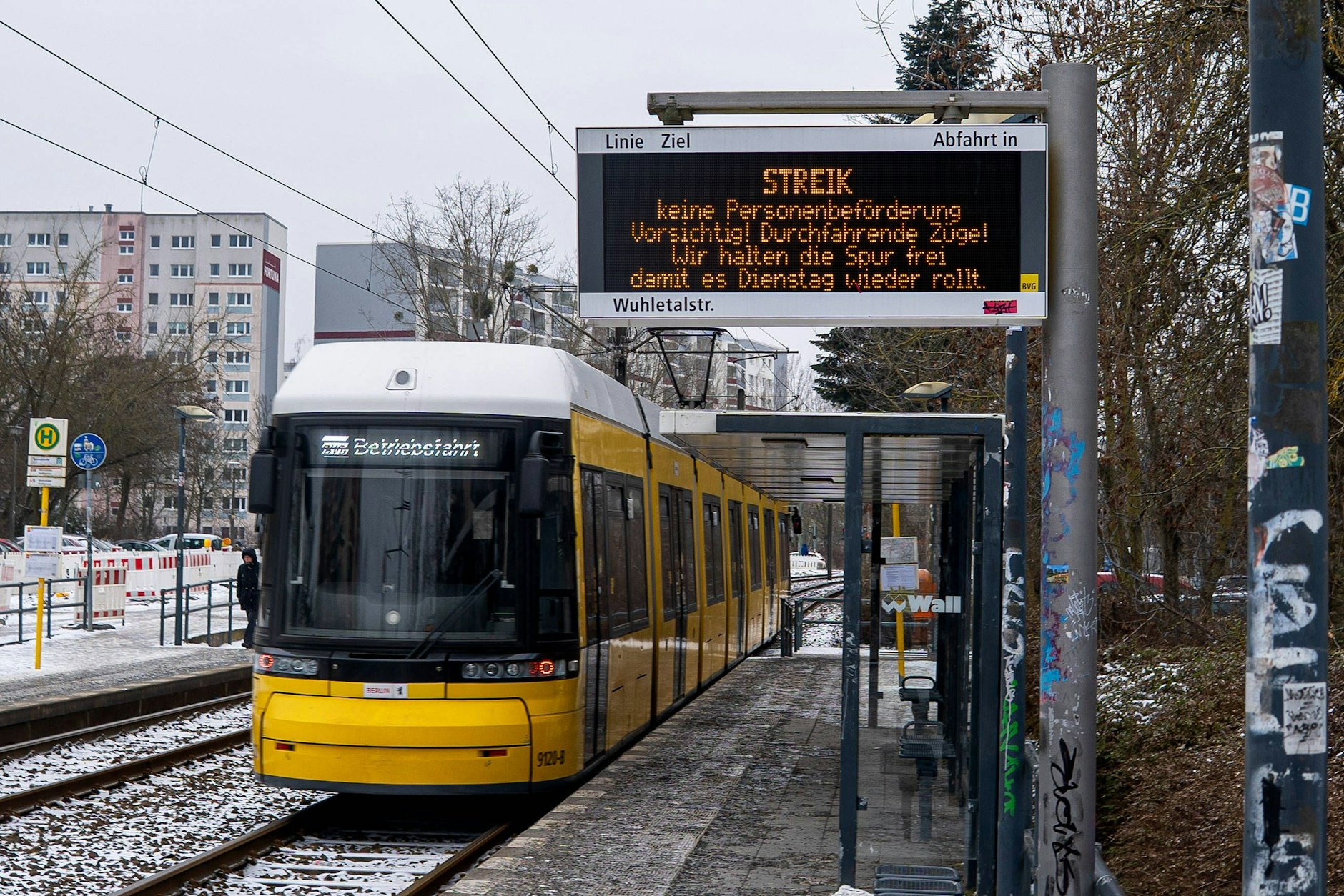 Ein absurdes Bild vom Streik-Tag am Montag: Damit die Oberleitungen frei bleiben, rollten Geister-Trams durch Berlin. Die Straßenbahnen durften aber keine Passagiere mitnehmen.