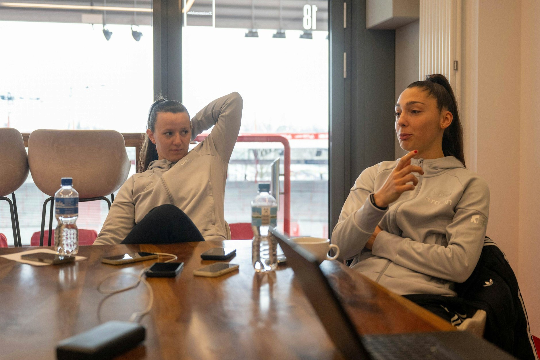 Hannah Eurlings (l.) und Amber Tysiak waren bei der Medienrunde des 1. FC Union Berlin gut drauf.