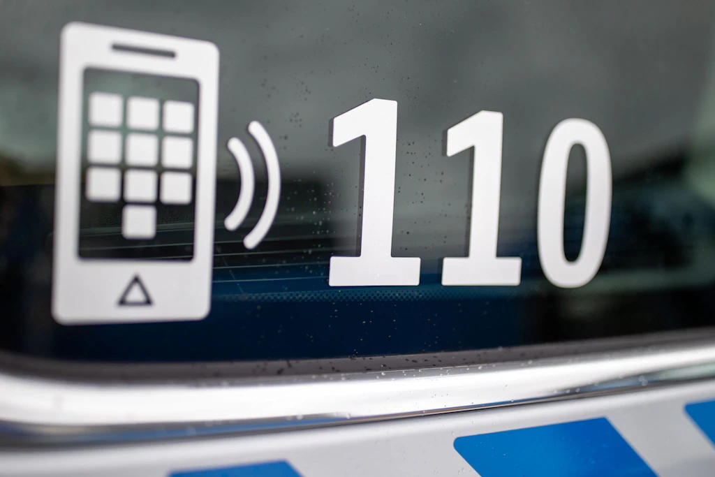Frau blockiert Polizeinotruf mit über 200 Anrufen: Beamte brechen Wohnung auf