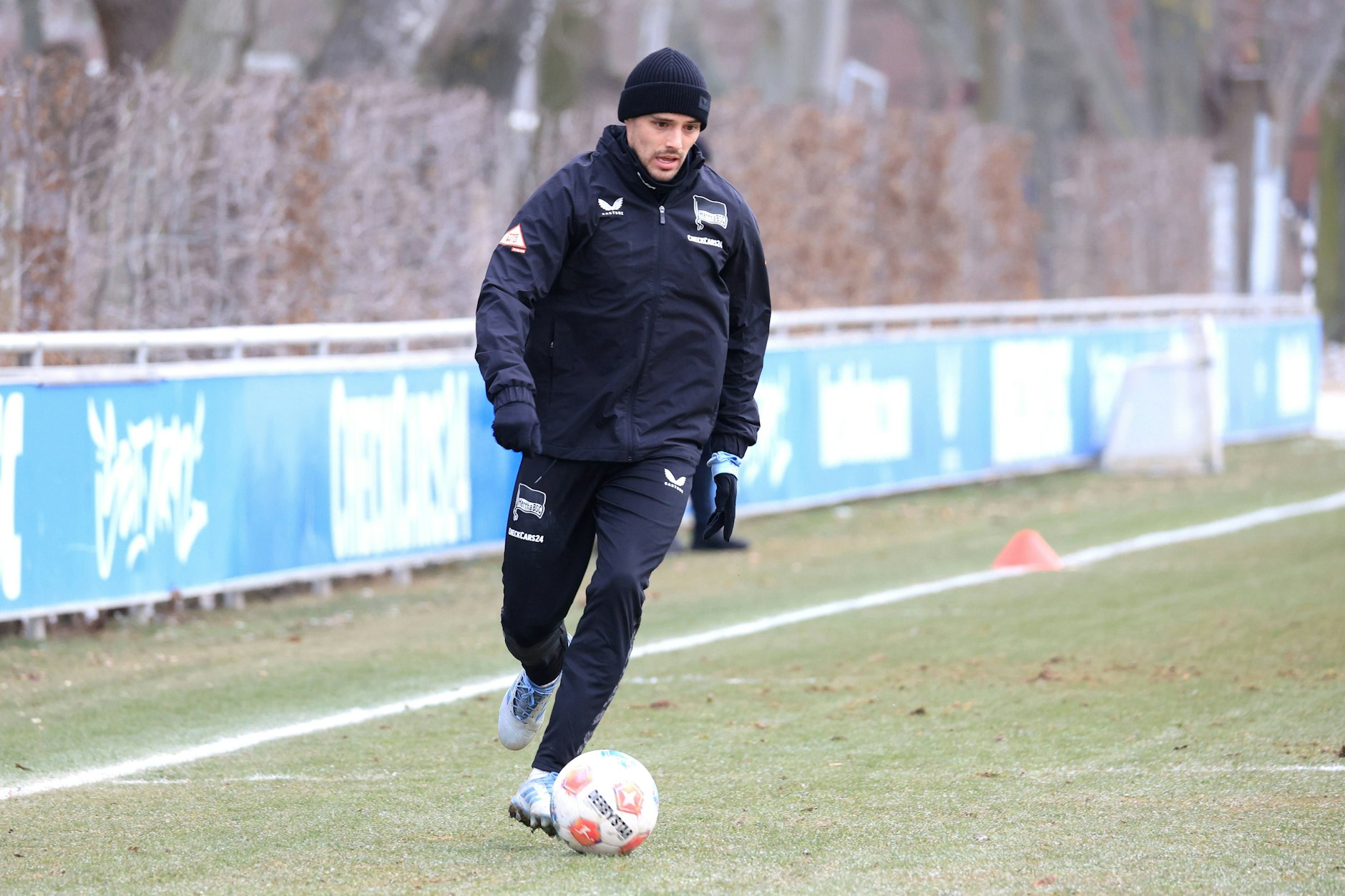 Minusgrade und dicker Trainingsanzug. So präsentierte sich Josip Brekalo auf dem Schenckendorffplatz.