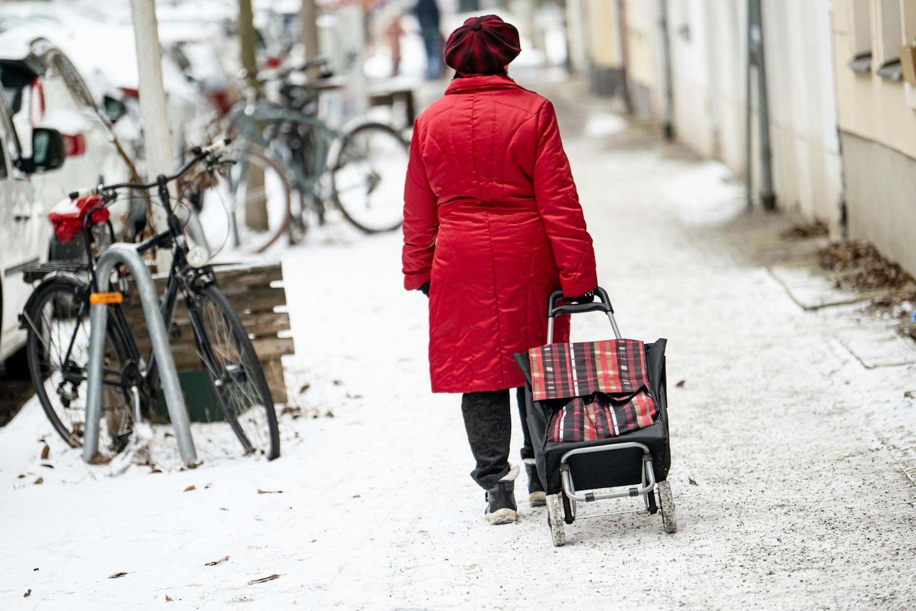 Berlin kämpft mit Eis und Frost: Am Dienstag wurden viele am Morgen von der extremen Kälte überrascht.