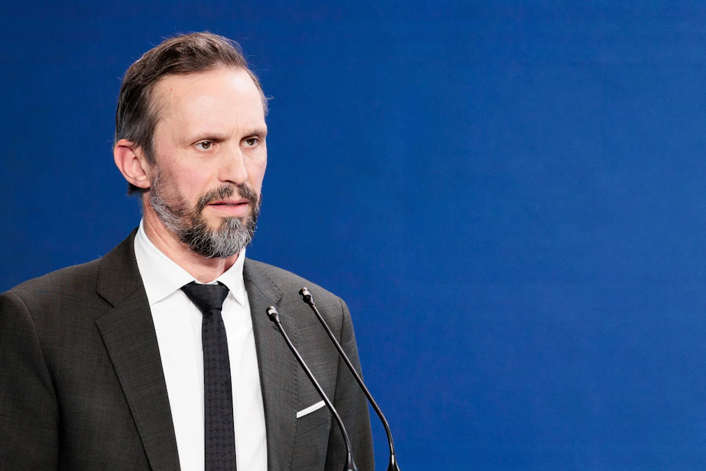 „Neutralität kommt in unserem Auftrag gar nicht vor“: ARD-Chef kontert Klöckners ÖRR-Kritik