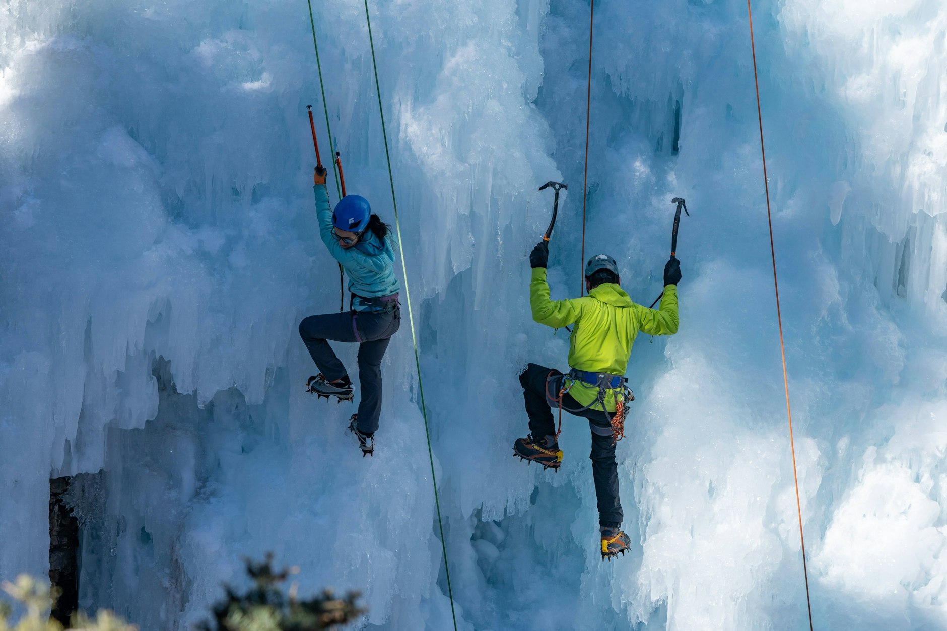 Hier machen Steigeisen Sinn: beim Eisklettern
