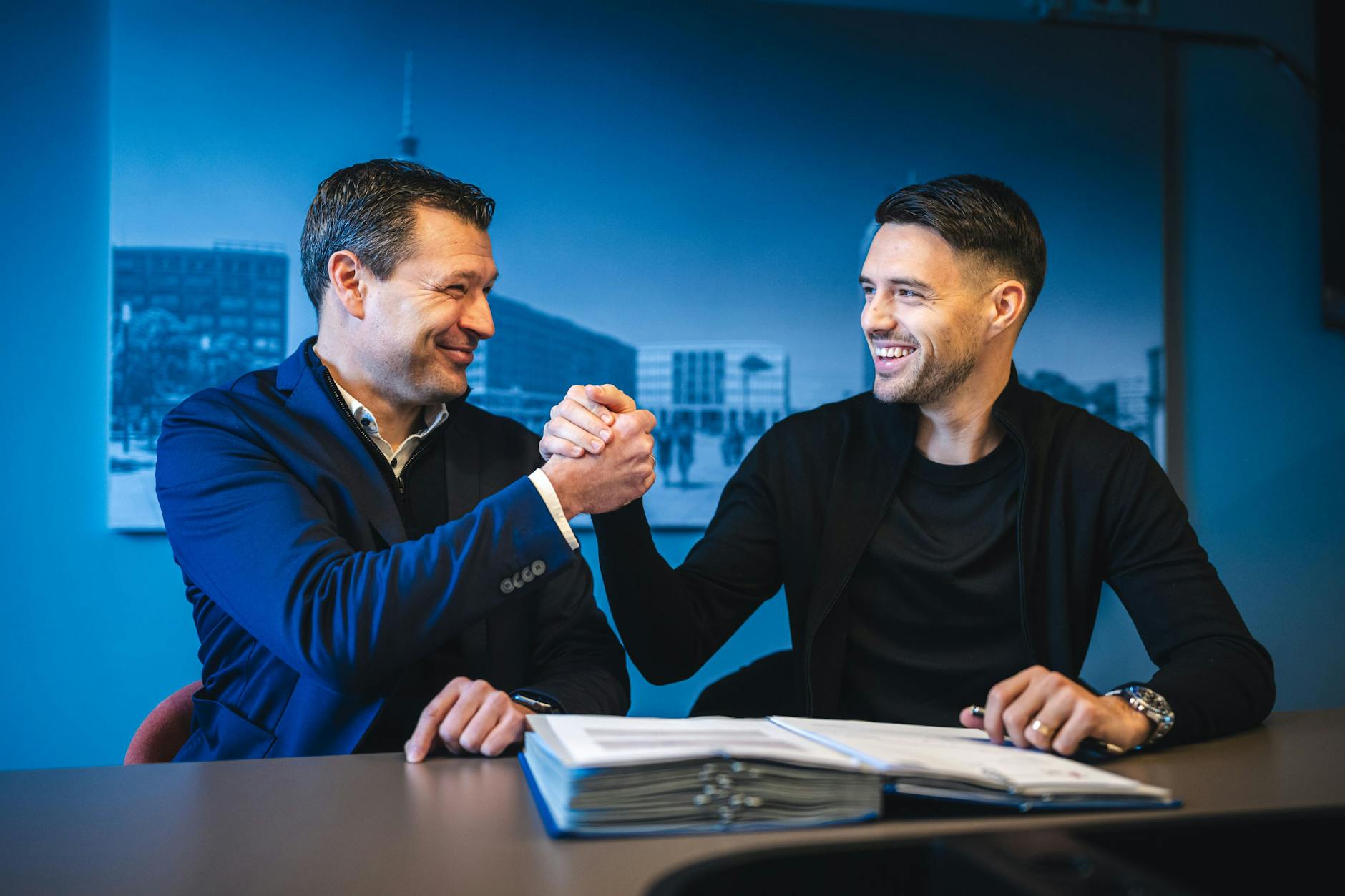 Vertrag unterschrieben bis Saisonende! Josip Brekalo und Sportdirektor Benjamin Weber beim Handschlag.