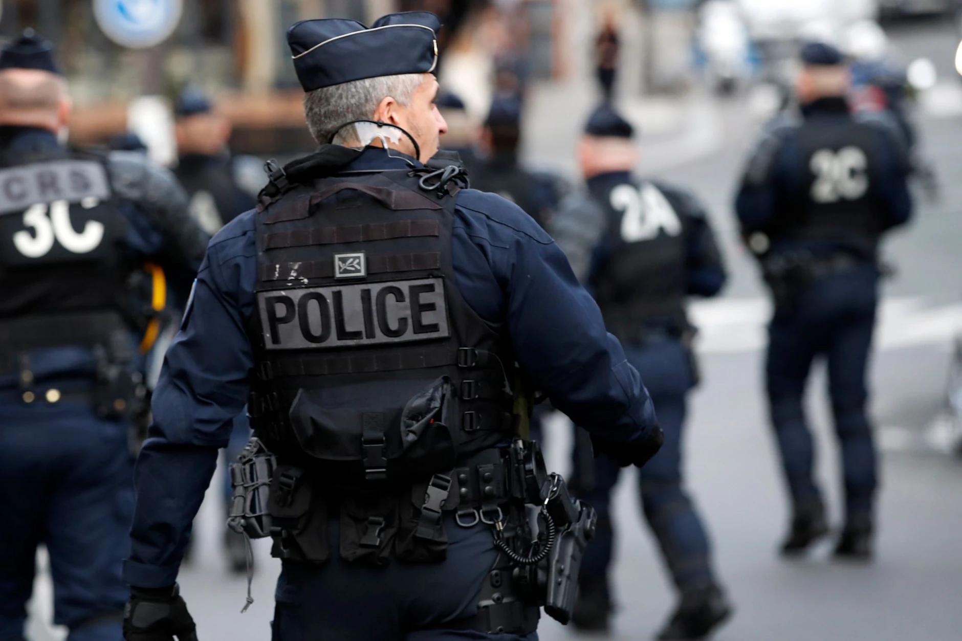 Ermittler der französischen Polizei durchsuchen am Dienstag die Büroräume der Plattform X in Paris.