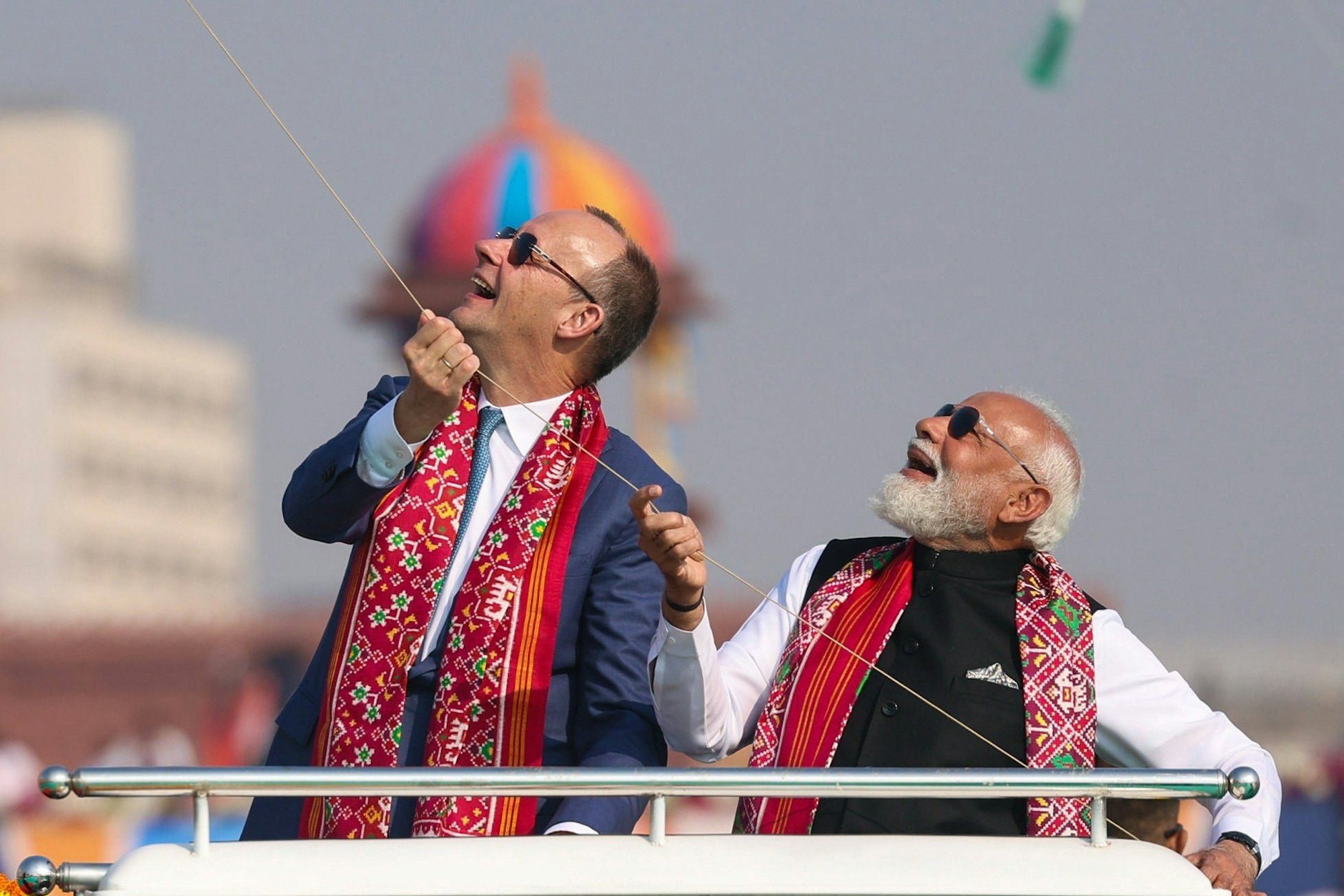 „<em>Love is in the Air</em>“ über Gujarat: Indiens Premierminister Narendra Modi und Bundeskanzler Friedrich Merz (l.) ziehen an einem Strang.