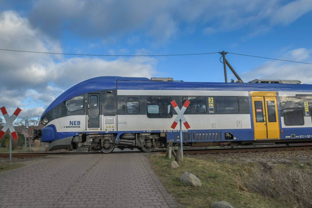 Zug-aus-Berlin-prallt-an-Bahn-bergang-gegen-Auto