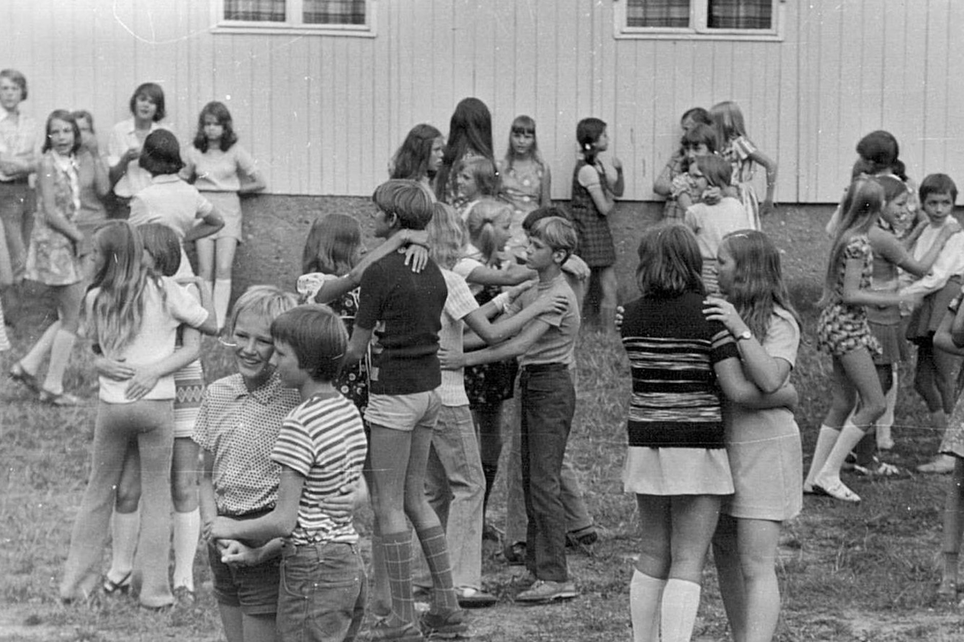 Von wegen immer nur Fahnenappell: 1973 im Ferienlager in Glowe auf Rügen – eine der typischen Tanzveranstaltungen mit zarter Annäherung der Geschlechter
