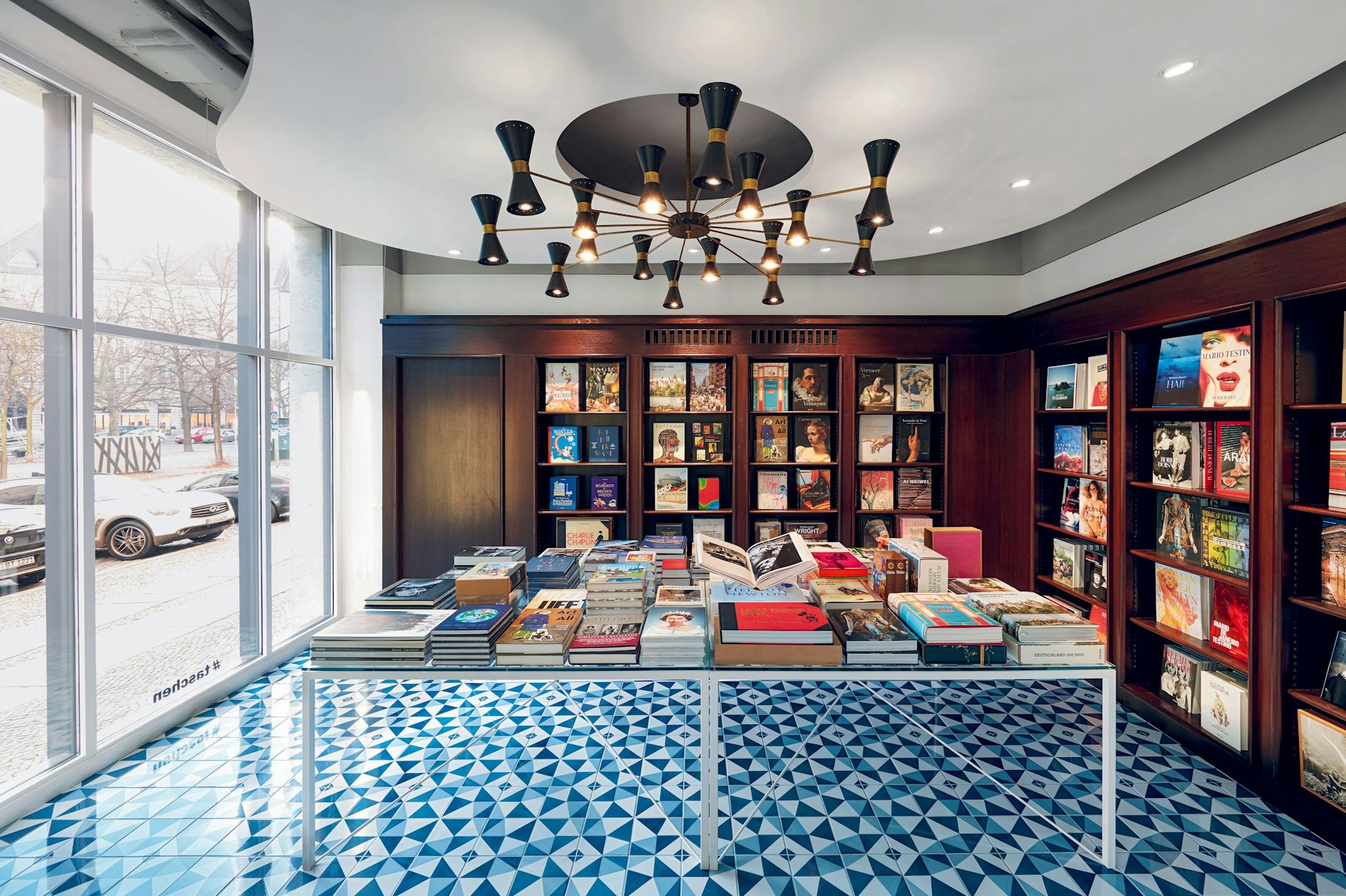 Alles, was das Herz begehrt: Beim Taschen-Sale finden sich echte Schätze in der Bücherwelt.