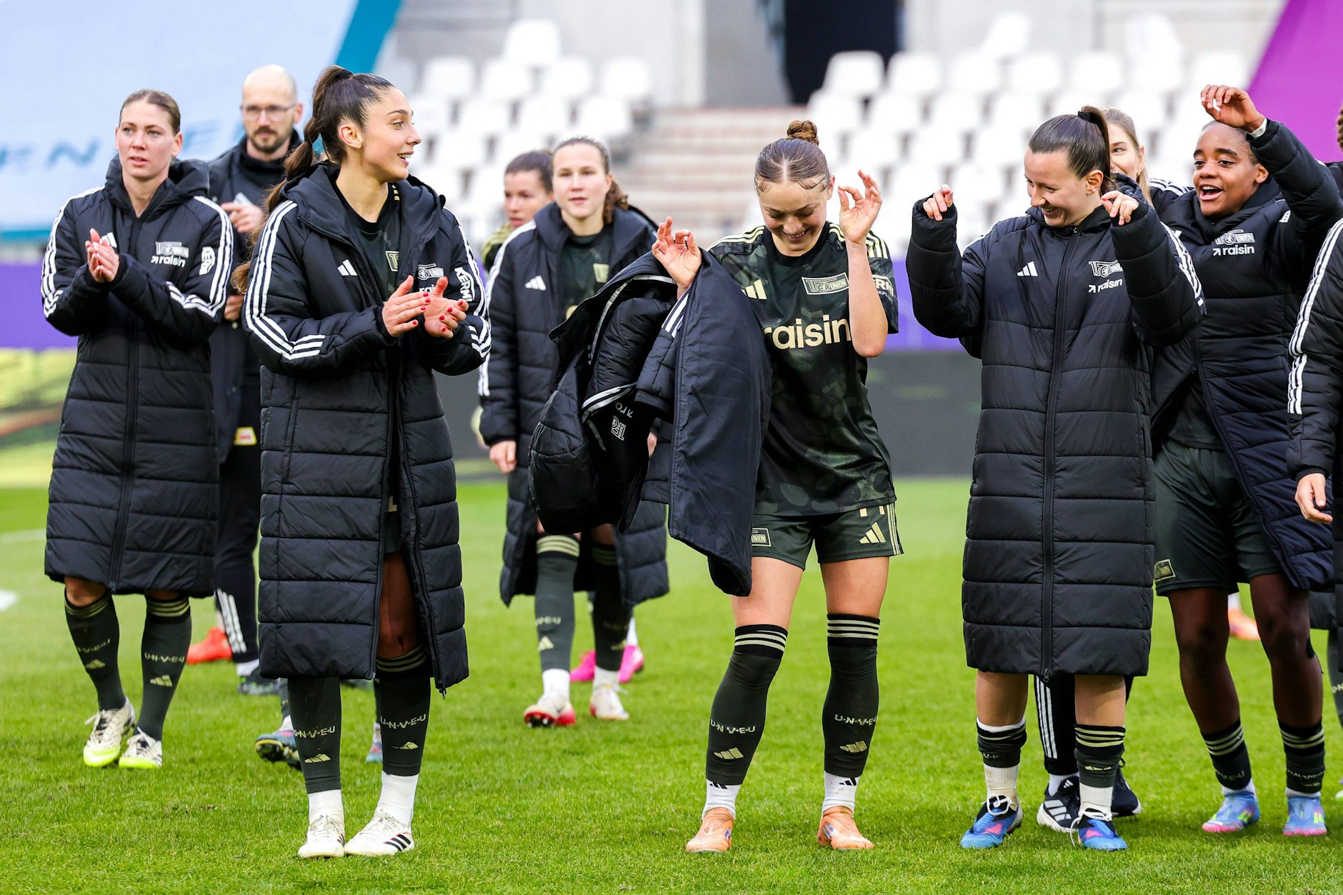 Amber Tysiak (l.) und Hannah Eurlings (r.) feiern ihren ersten Sieg für den 1. FC Union Berlin mit Lia Kamber in ihrer Mitte.