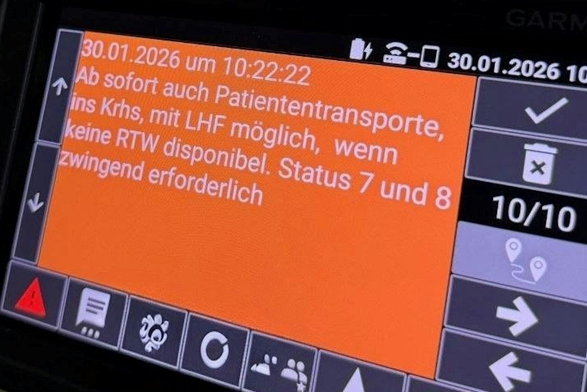 Die Weisung der Leitstelle, dass auch Löschhilfsfahrzeuge zum Transport in die Klinik benutzt werden sollen.