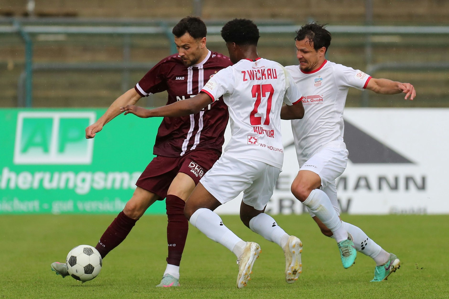 Er hat die Seite gewechselt: Mitte Mai 2025 verteidigte Lloyd-Addo Kuffour (M.) noch für Zwickau gegen Dynamos Rufat Dadashov (l.).