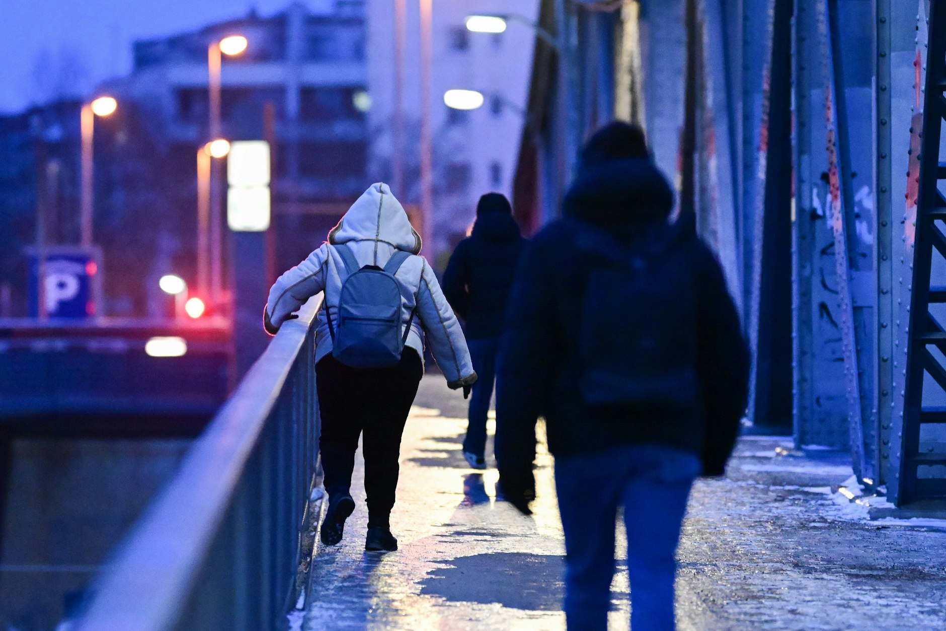 Die extreme Kälte bringt auch Glätte mit sich - und die macht in Berlin vielen zu schaffen.