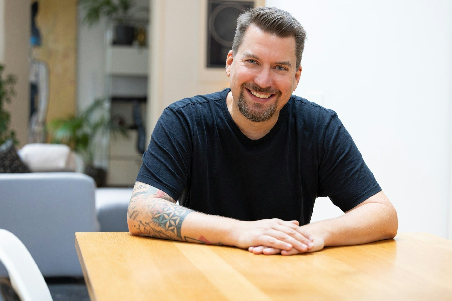 Tobias Dillinger, Medienunternehmer und Vater, warnt seit Jahren vor den Risiken digitaler Plattformen für Kinder und klärt Eltern über Gefahren von Games und Social Media auf.
