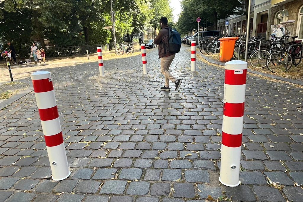 Die Pollersperre am Knotenpunkt Jung-/Oderstraße gehört ebenfalls zum Verkehrsberuhigungskonzept für Friedrichshain. Die Pfosten wurden mehrmals gestohlen.