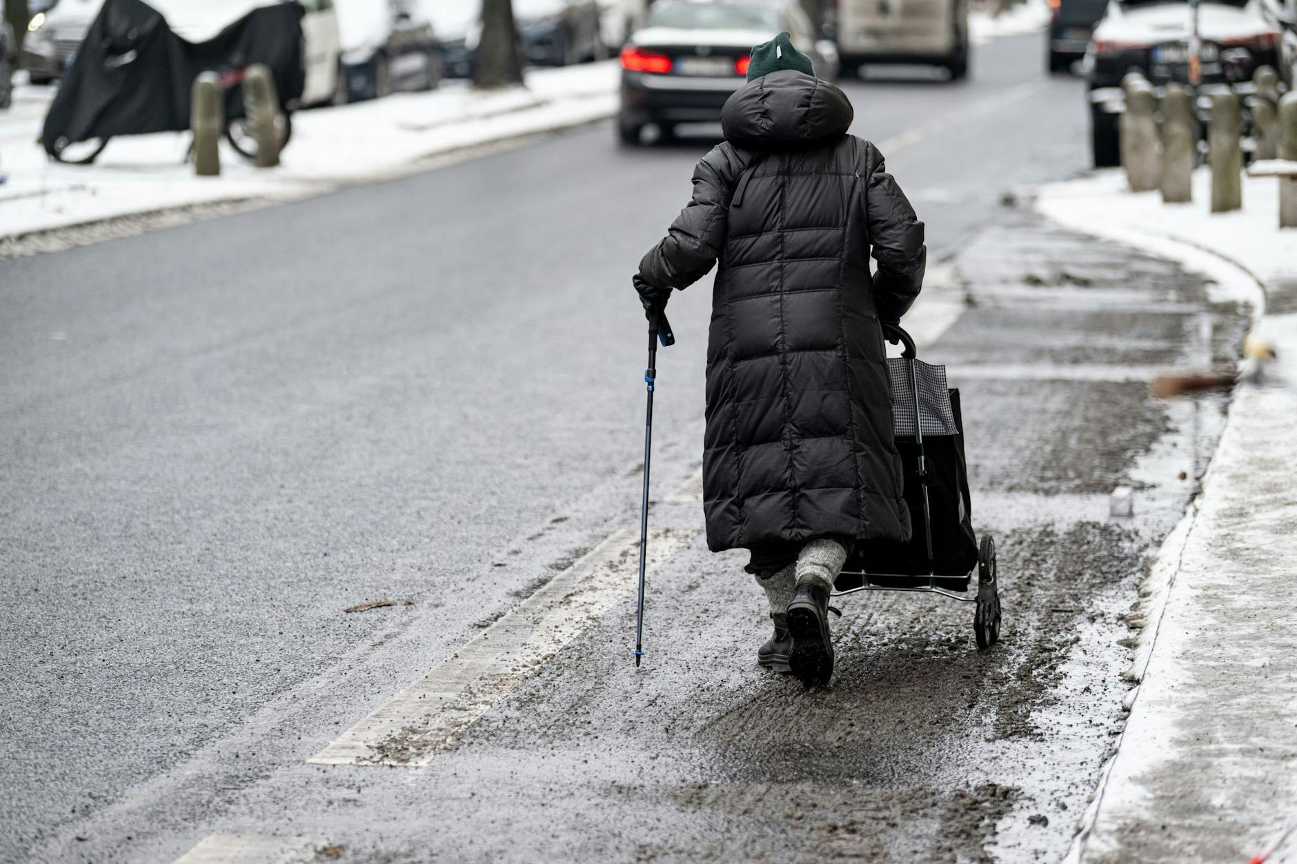 Ein Bild, das man derzeit überall sieht: Vor allem älteren Menschen macht die massive Glätte auf den Gehwegen zu schaffen – und nicht nur ihnen.