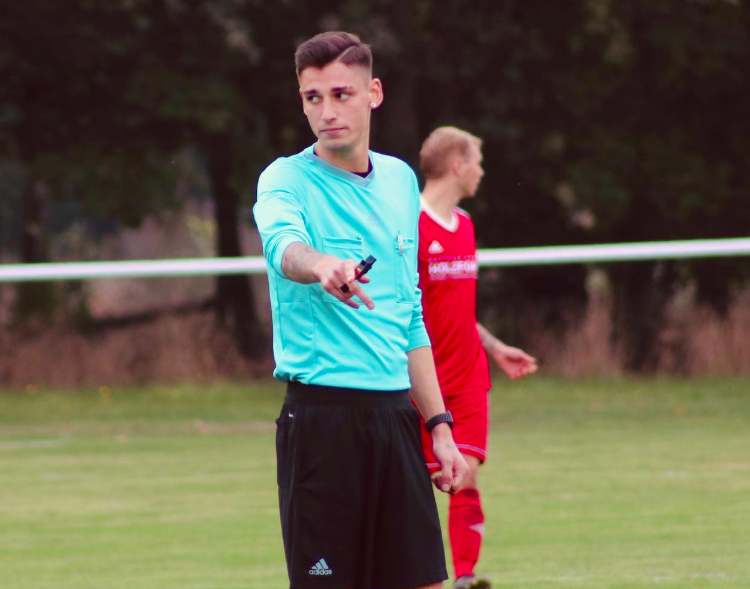 Ex-Verlobter packt nach Bundesliga-Antrag des schwulen Schiris aus