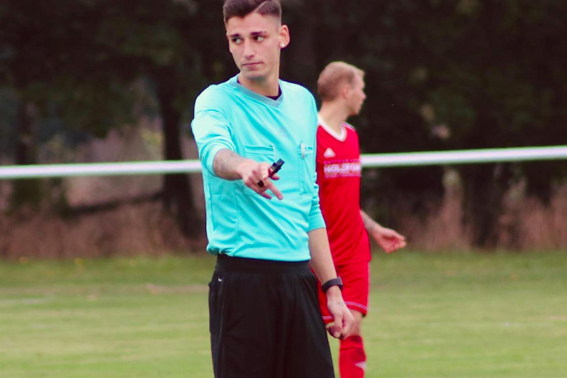 Ex-Verlobter packt nach Bundesliga-Antrag des schwulen Schiris aus