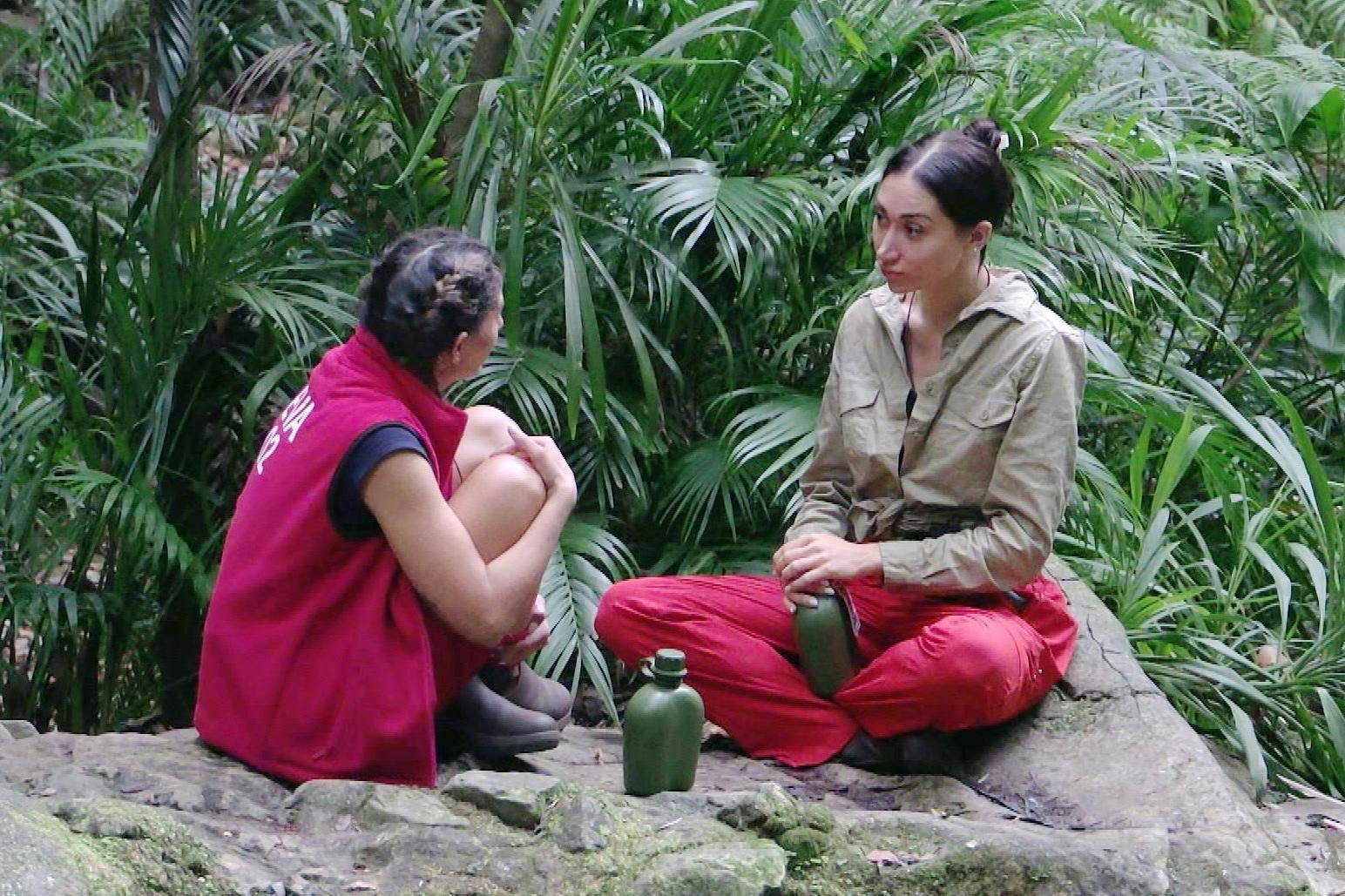 Eva Benetatou und Samira Yavuz diskutieren im Dschungelcamp über die Affäre mit Serkan.