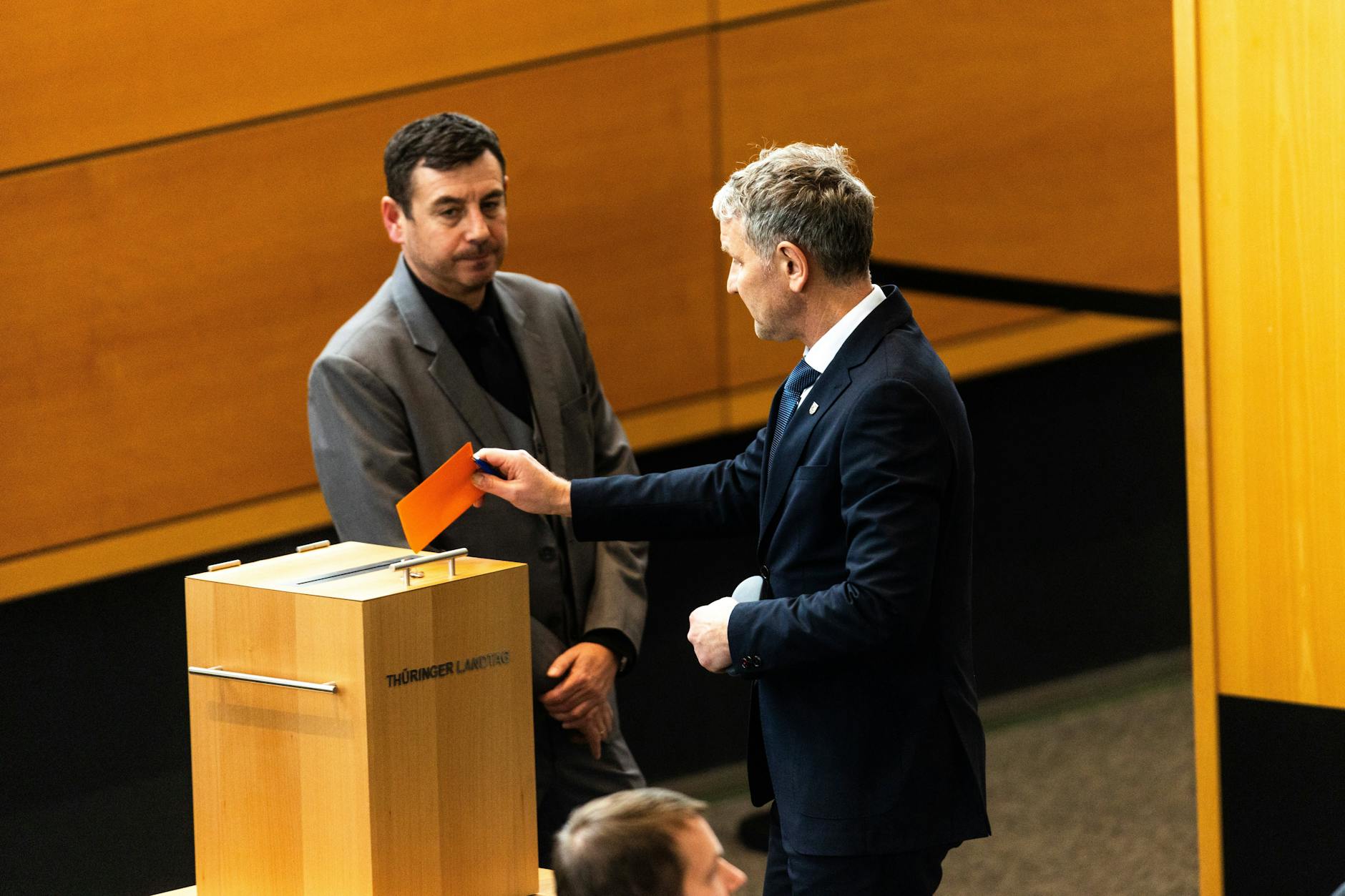 Björn Höcke gibt seine Stimme bei einem Misstrauensvotum im Landtag ab.