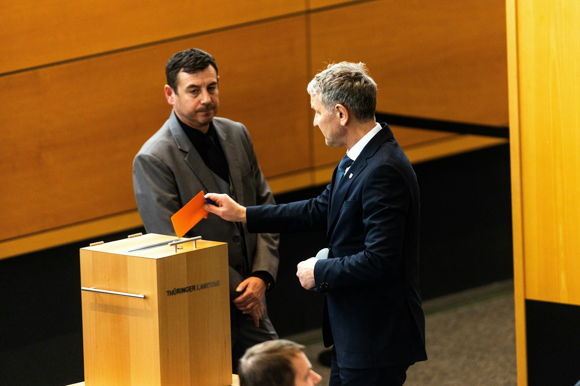 Björn Höcke gibt seine Stimme bei einem Misstrauensvotum im Landtag ab.