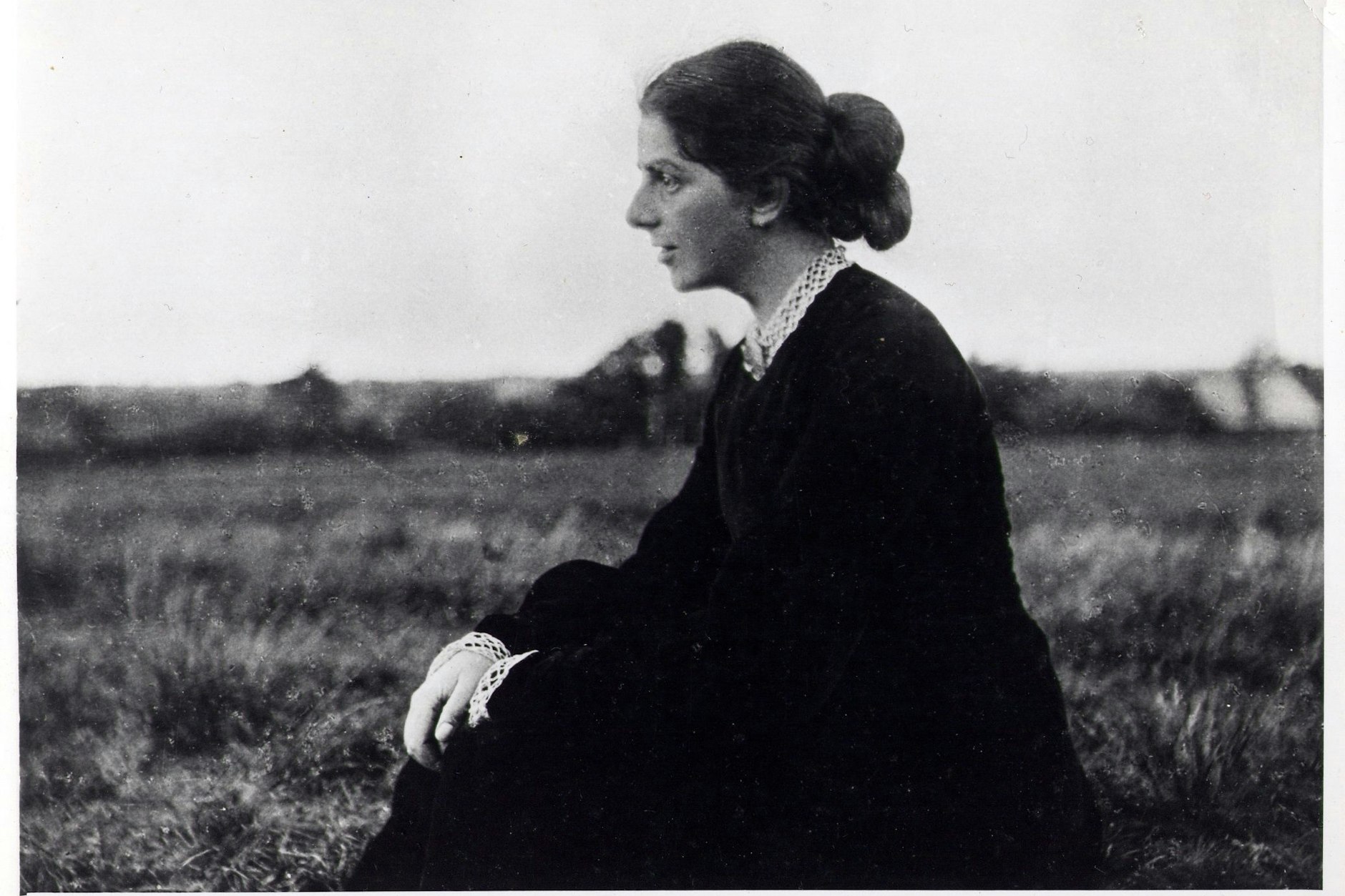Paula Modersohn-Becker, 1905 in Worpswede, Fotograf unbekannt. Zu Lebzeiten noch verkannt, sind ihre Bilder heute Meilensteine der deutschen Moderne.