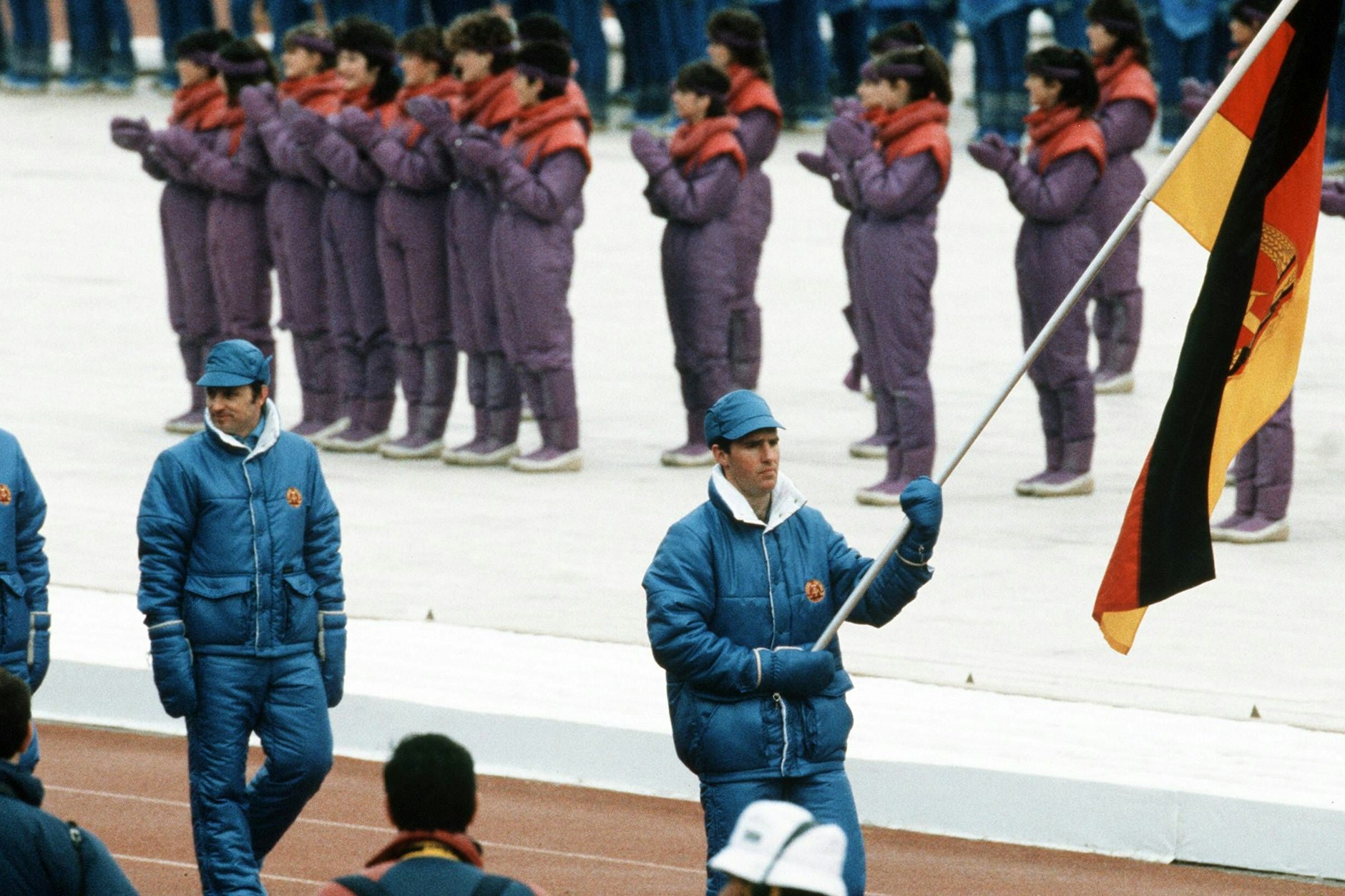 DDR-Biathlet Frank Ullrich trägt die Fahne bei der Eröffnungsfeier der Olympischen Spiele 1984 in Sarajevo.