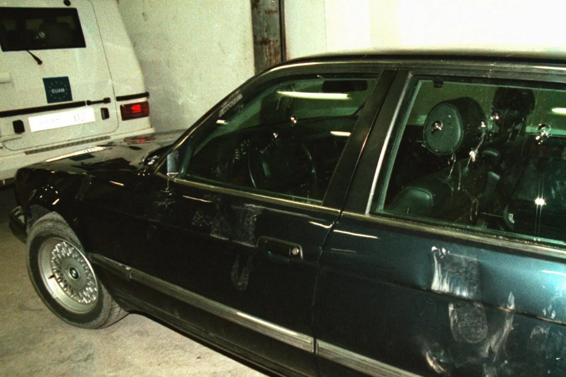 Das schwer beschädigte gepanzerte Fahrzeug des EU-Administrators Hans Koschnick steht in der Garage des Hotels Ero, dem Hauptquartier der EU-Verwaltung vor Ort, nachdem die Scheiben des Wagens am 7. Februar 1996 von sieben Kugeln getroffen wurden.