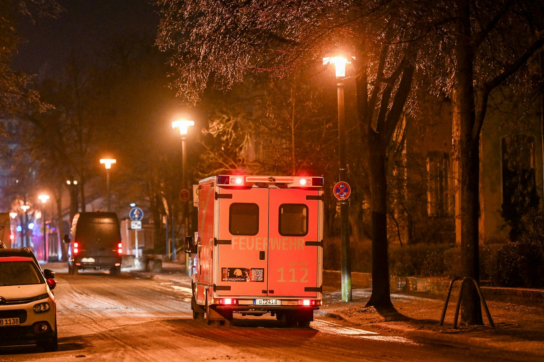 Die Berliner Feuerwehr ist wegen der Glätte im Dauereinsatz.