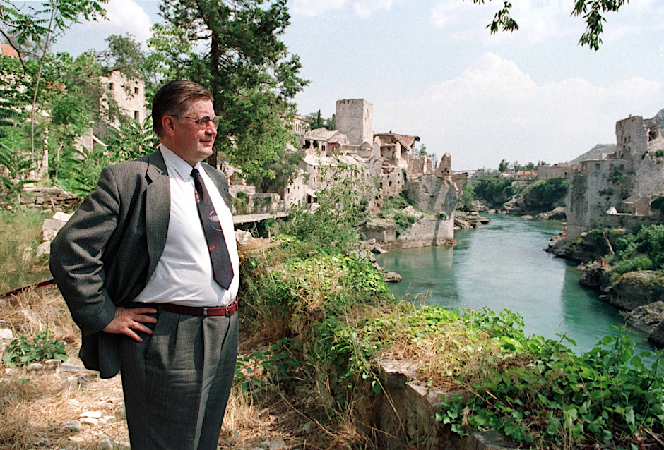 Hans Koschnick, Amtseinführung vor der Kulisse Mostars am 23. Juli 1994