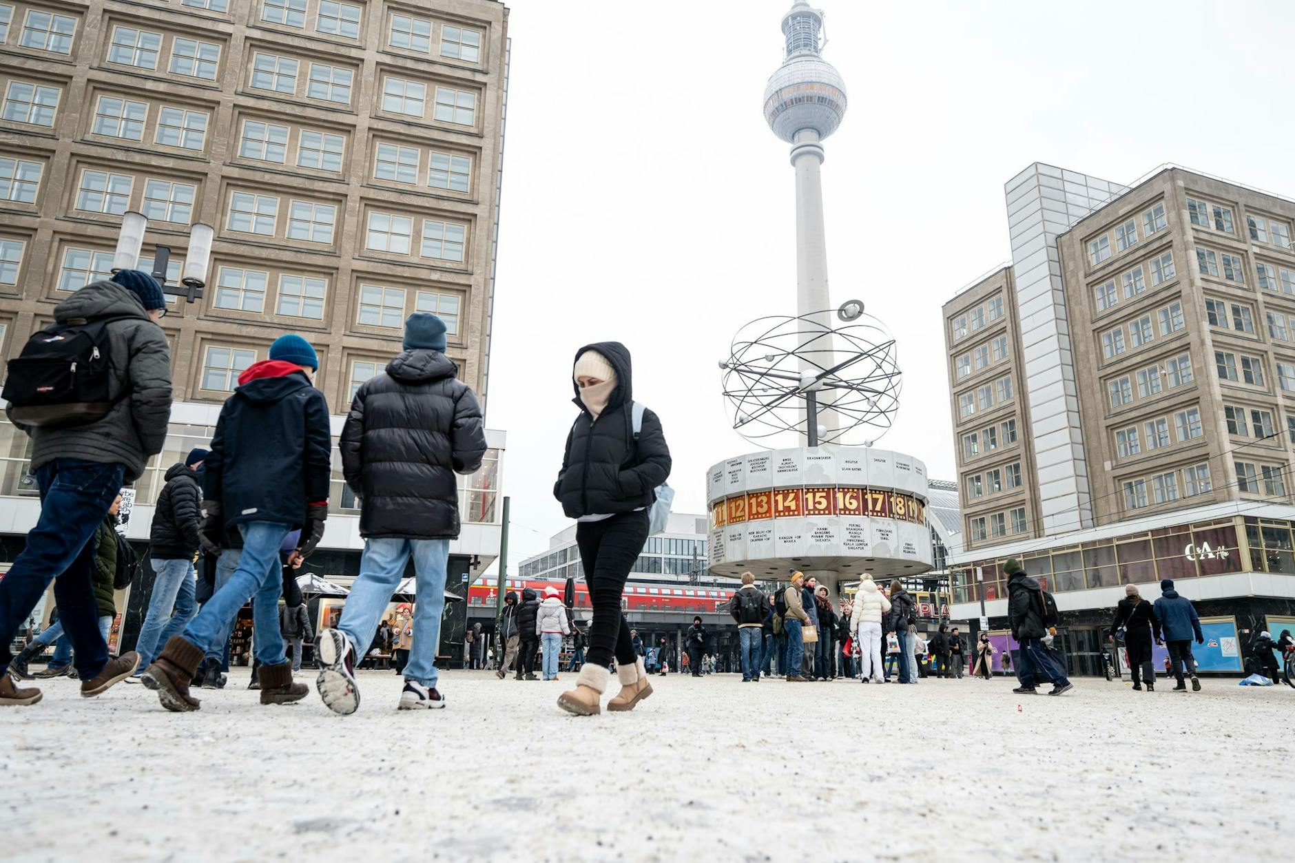 Der Alexanderplatz am Fernsehturm in Berlin-Mitte hat wieder eine geschlossene Schneedecke.
