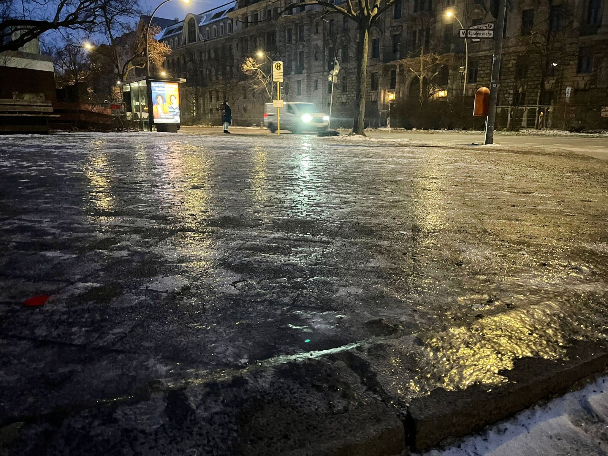Glatteiswarnung für Berlin und Brandenburg ausgesprochen: BVG setzt zusätzliches Personal ein