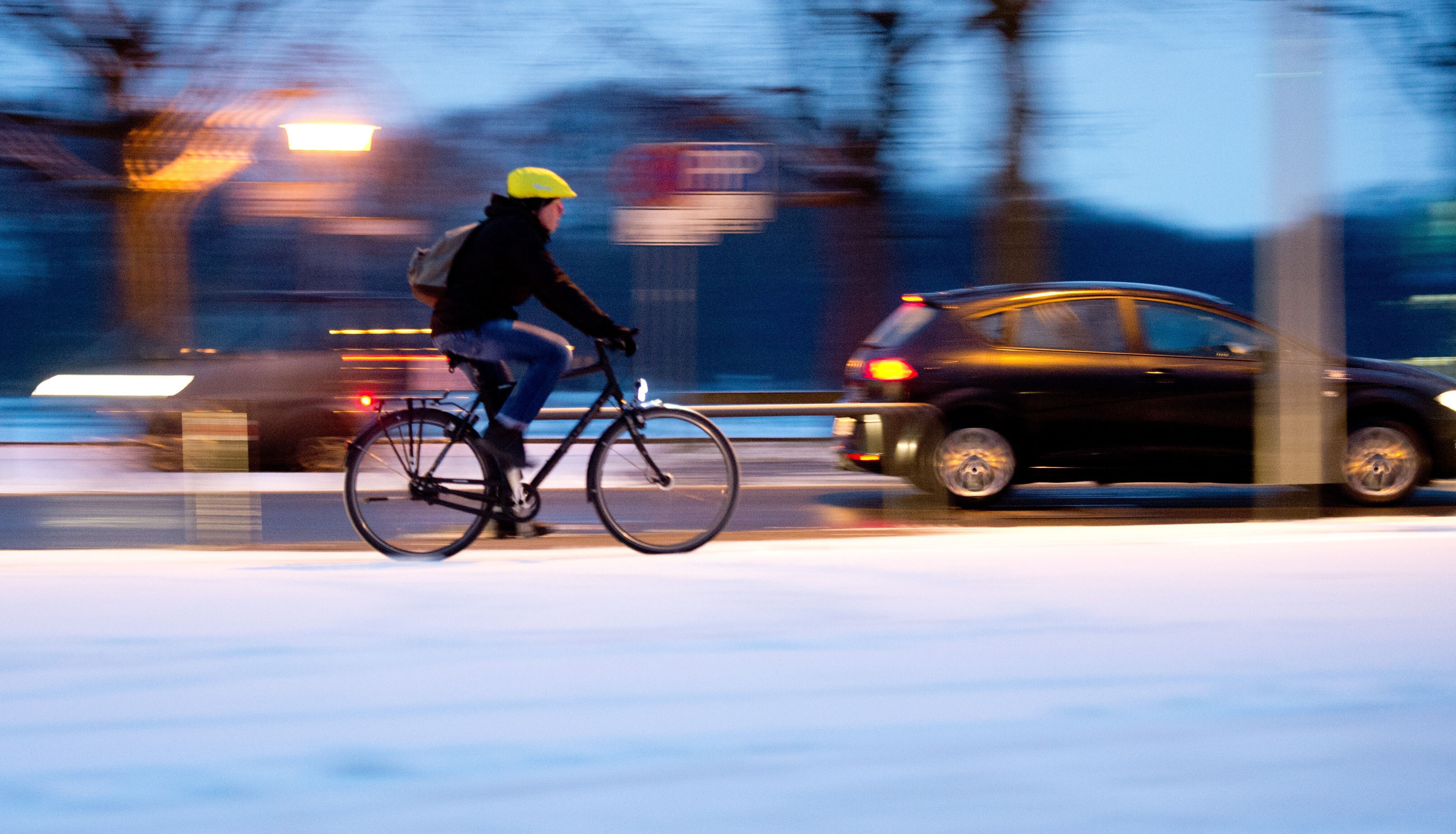 Radfahrer auf spiegelglatten Straßen: Wie kann man so unvernünftig sein?