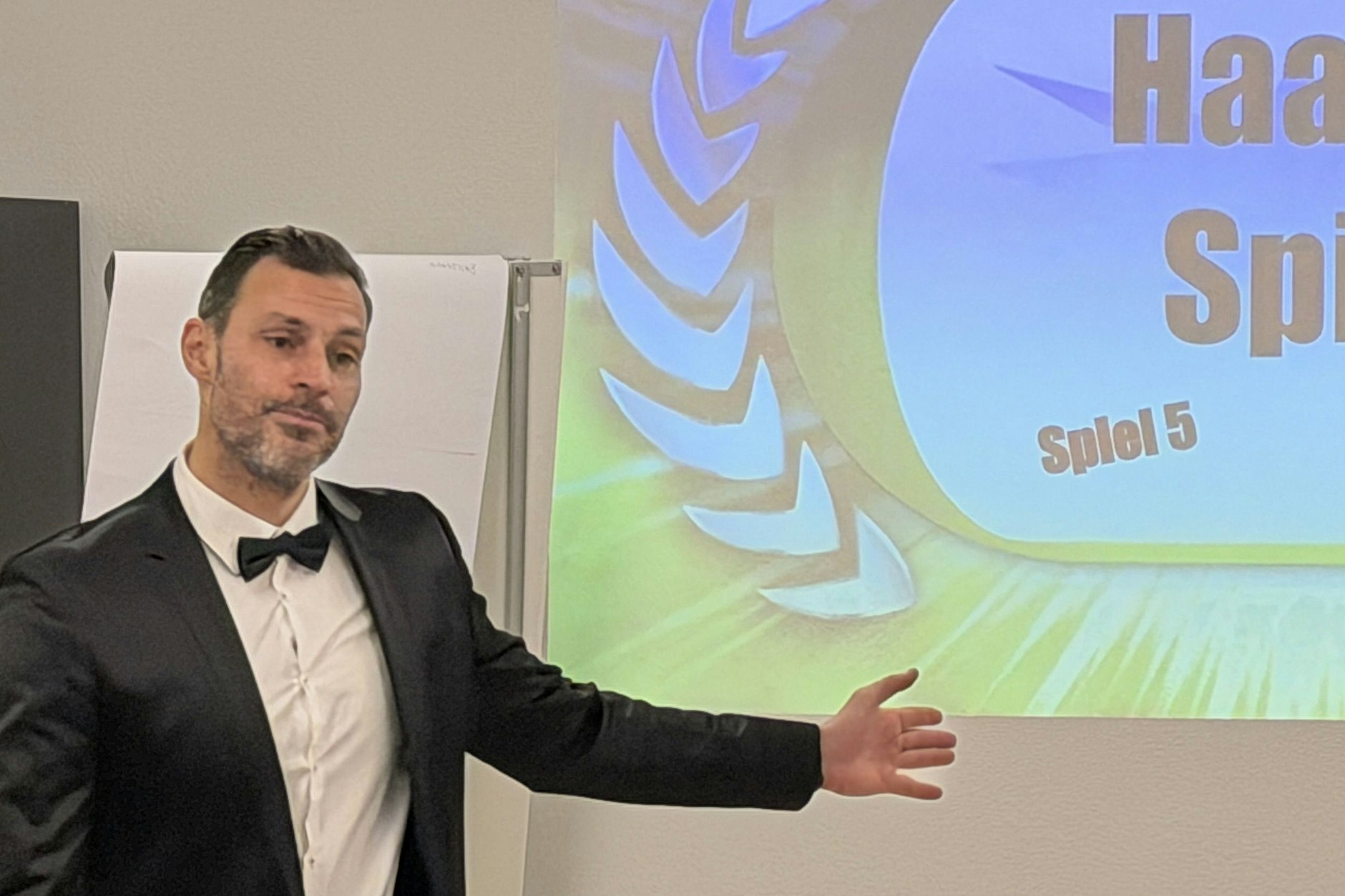 Daniel Haas, Torwarttrainer des BFC Dynamo, ist als  Showmaster der Hingucker.